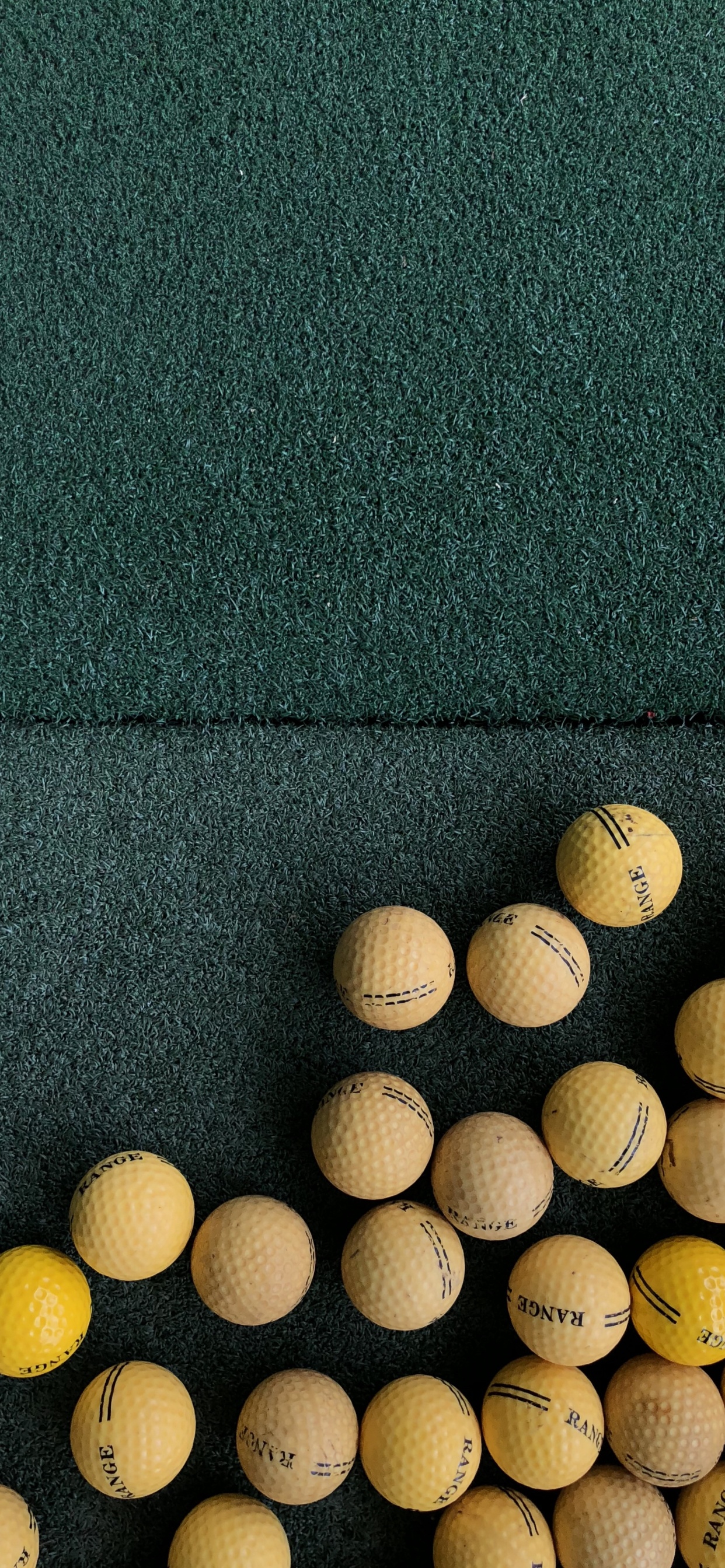 Pelotas de Golf Blancas Sobre Textil Verde. Wallpaper in 1242x2688 Resolution