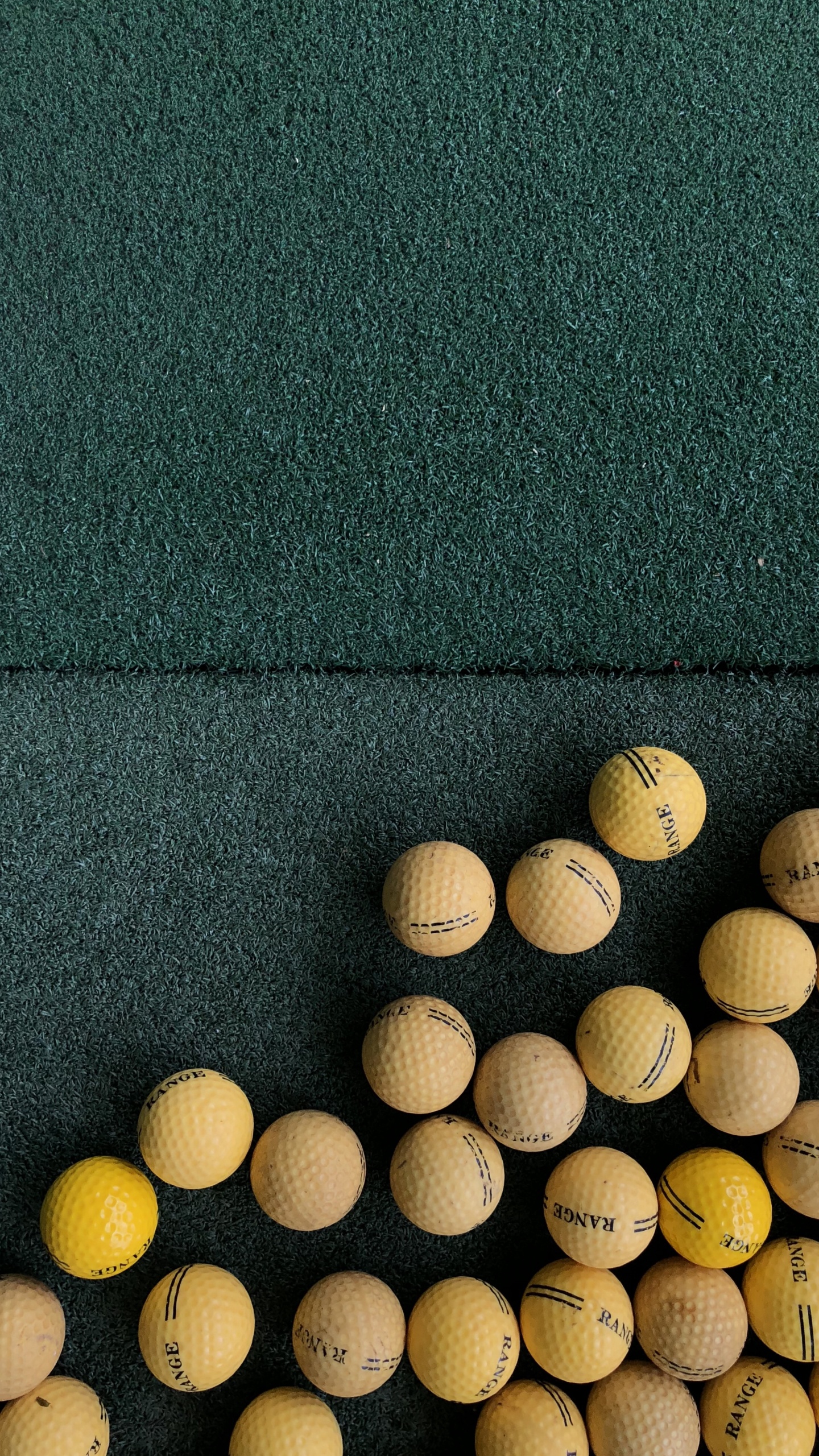 Pelotas de Golf Blancas Sobre Textil Verde. Wallpaper in 1440x2560 Resolution