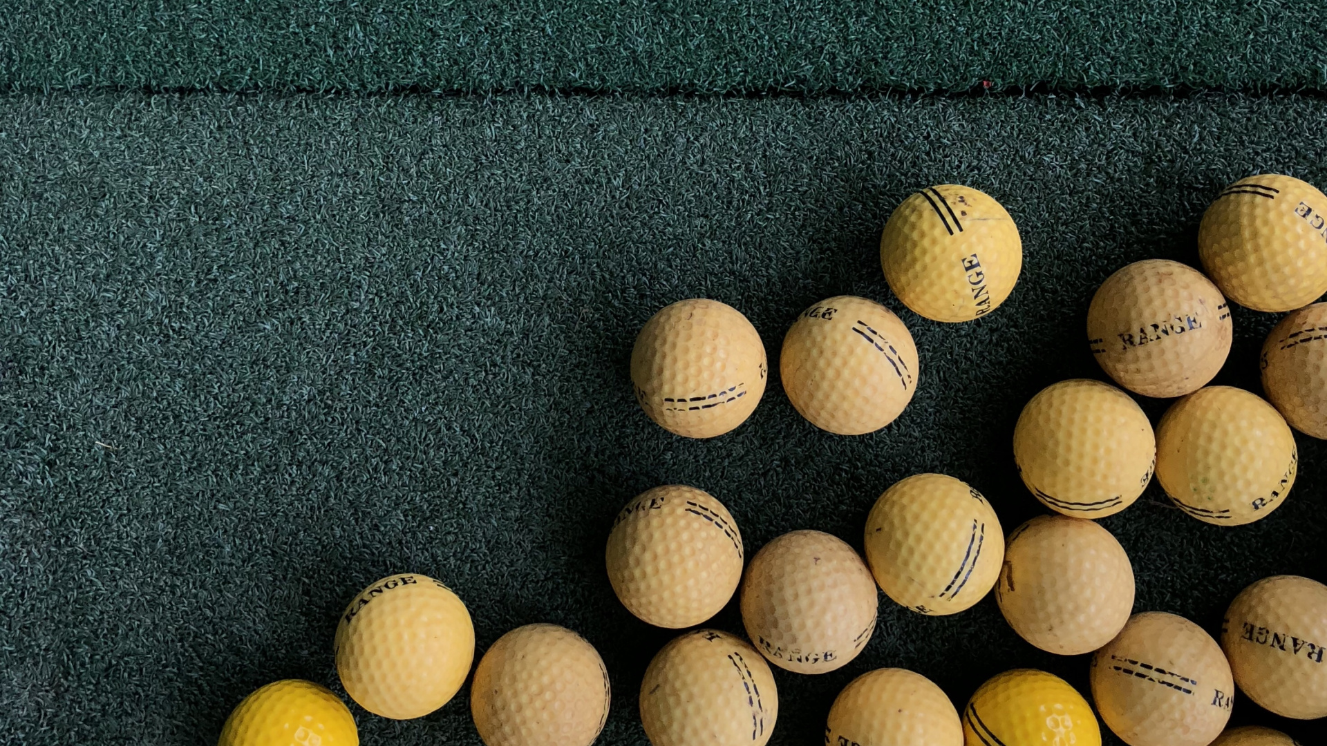 Pelotas de Golf Blancas Sobre Textil Verde. Wallpaper in 1920x1080 Resolution