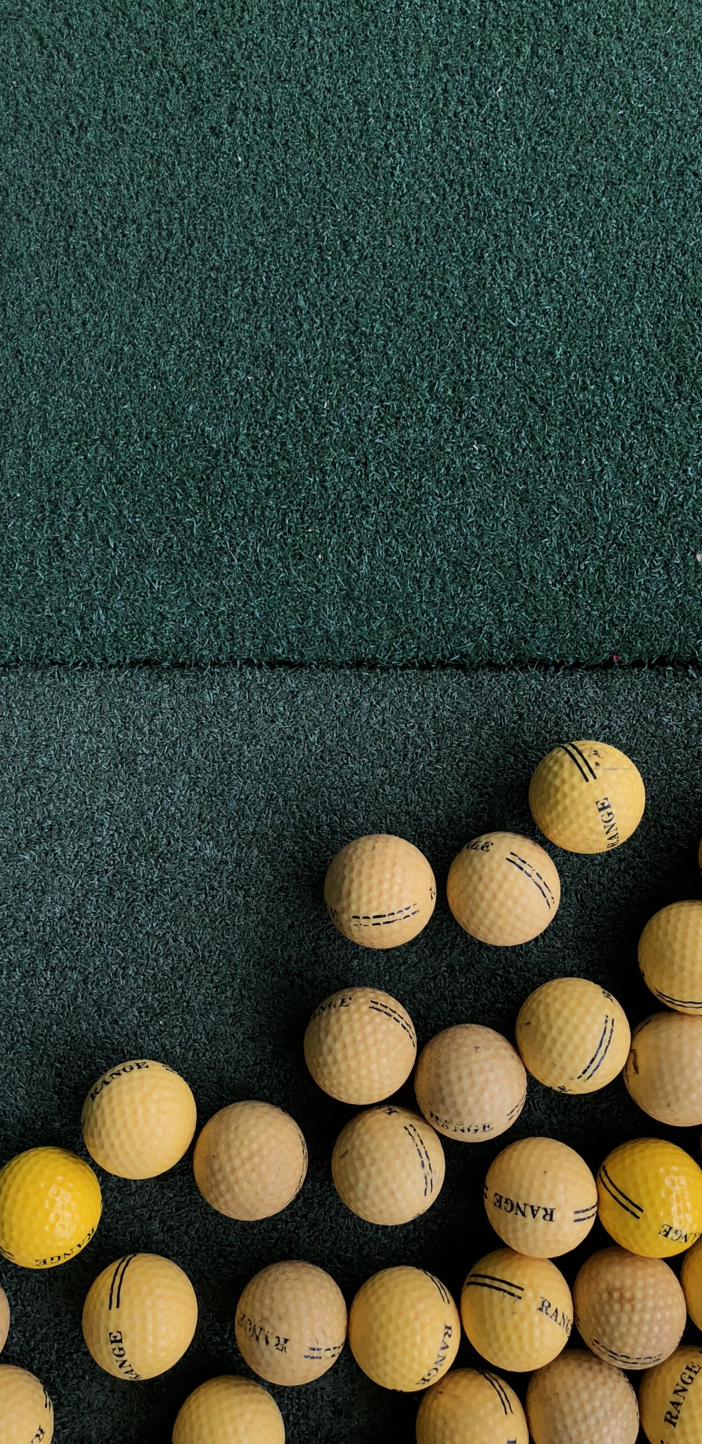 Weiße Golfbälle Auf Grünem Textil. Wallpaper in 1440x2960 Resolution