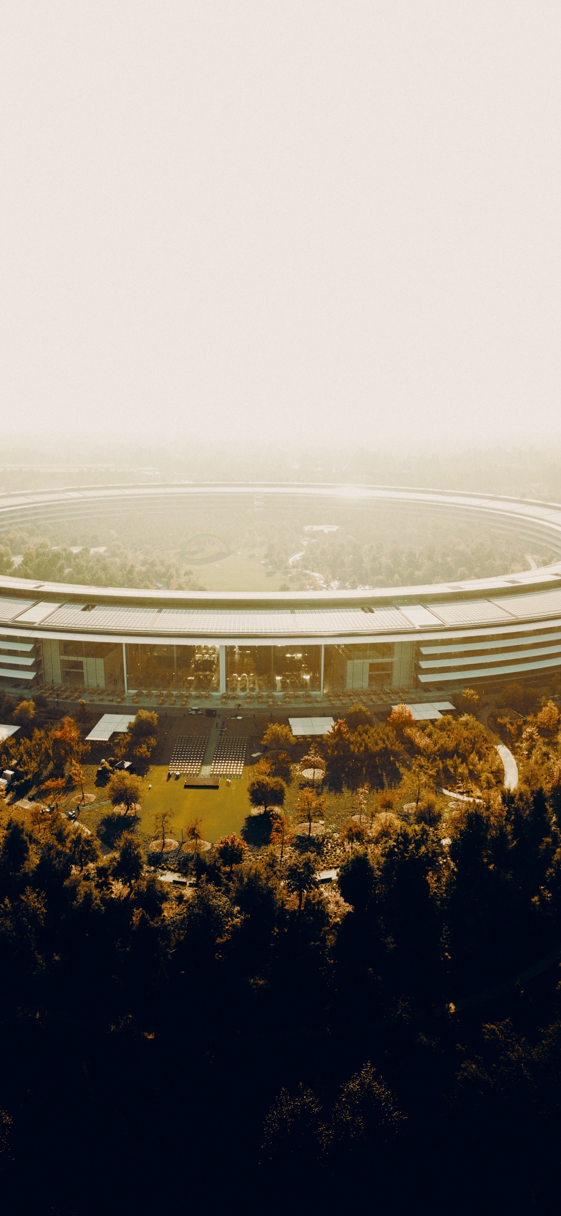 Edificio Blanco y Gris en la Cima de la Colina. Wallpaper in 1125x2436 Resolution