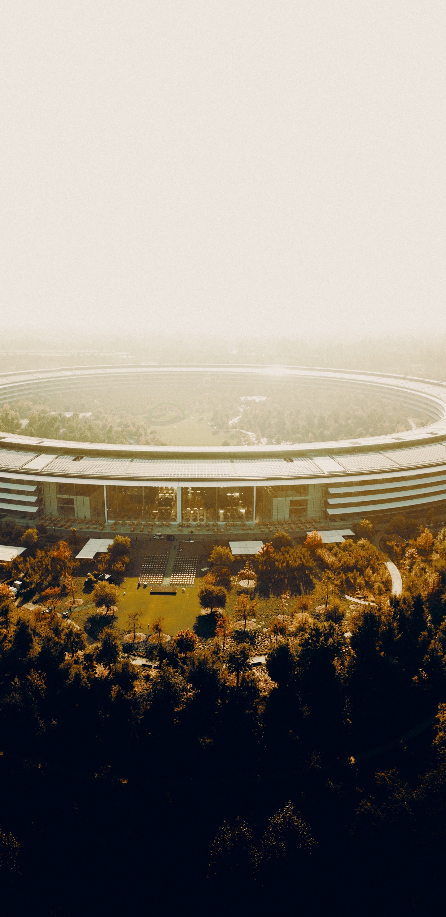 Weißes Und Graues Gebäude Auf Einem Hügel. Wallpaper in 1440x2960 Resolution