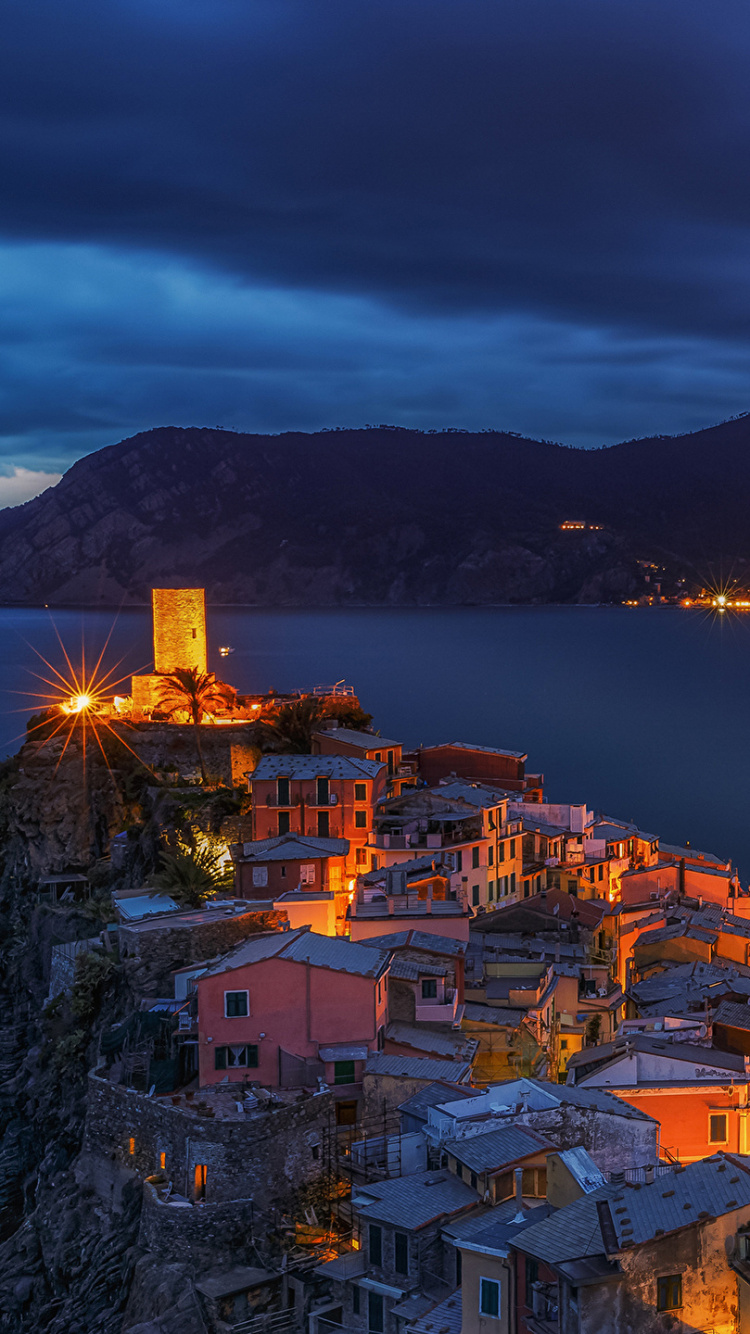 Vue Aérienne de la Ville Près du Plan D'eau Pendant la Journée. Wallpaper in 750x1334 Resolution