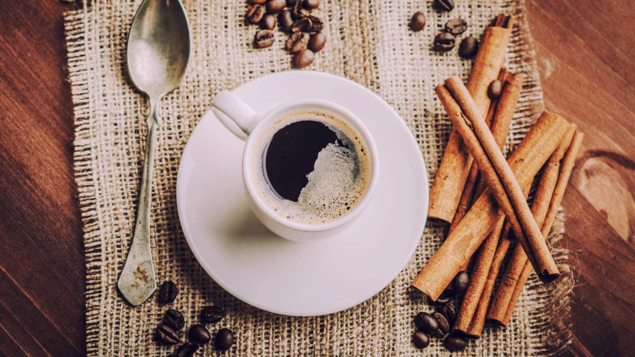 Tasse en Céramique Blanche Avec du Café à Côté D'une Cuillère en Acier Inoxydable. Wallpaper in 1280x720 Resolution