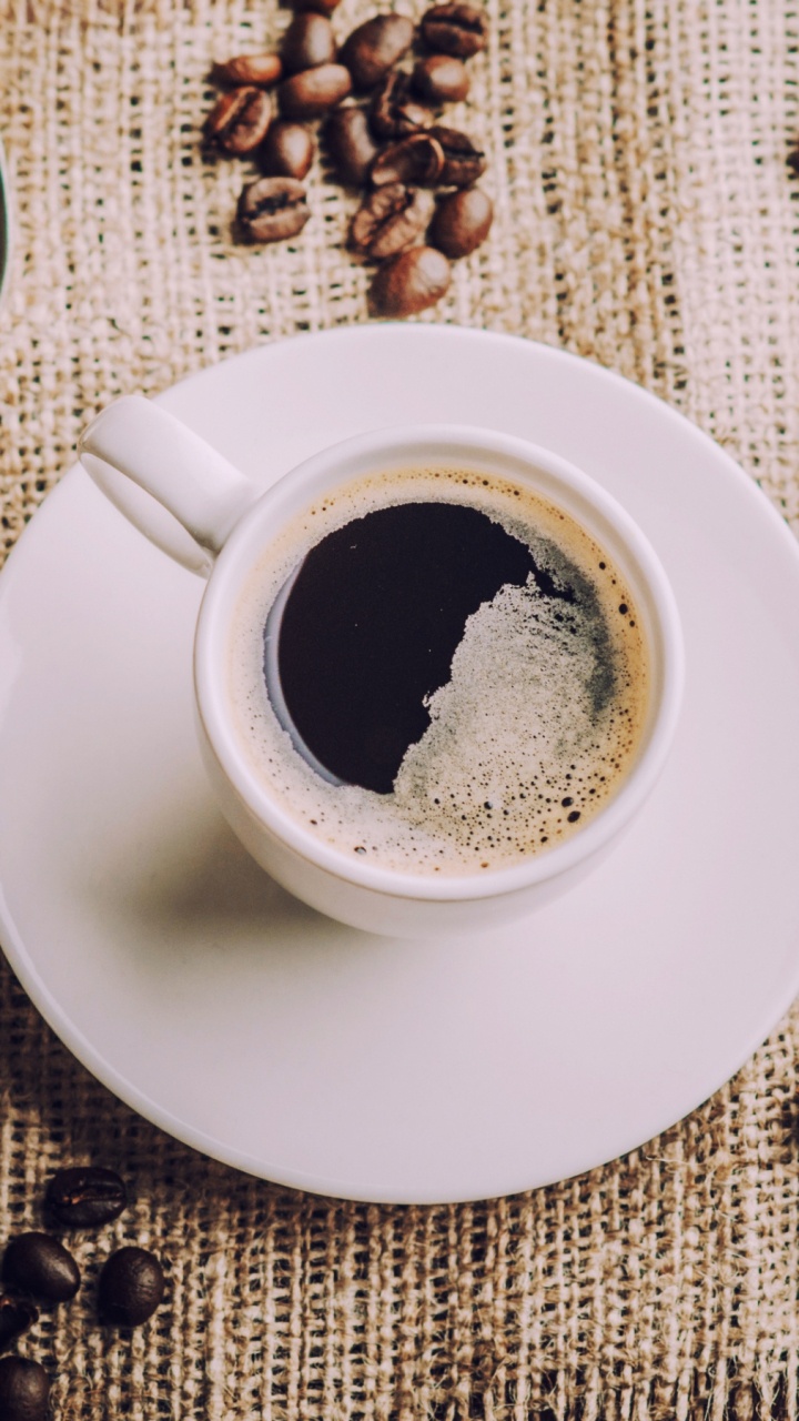 Weiße Keramiktasse Mit Kaffee Neben Edelstahllöffel. Wallpaper in 720x1280 Resolution