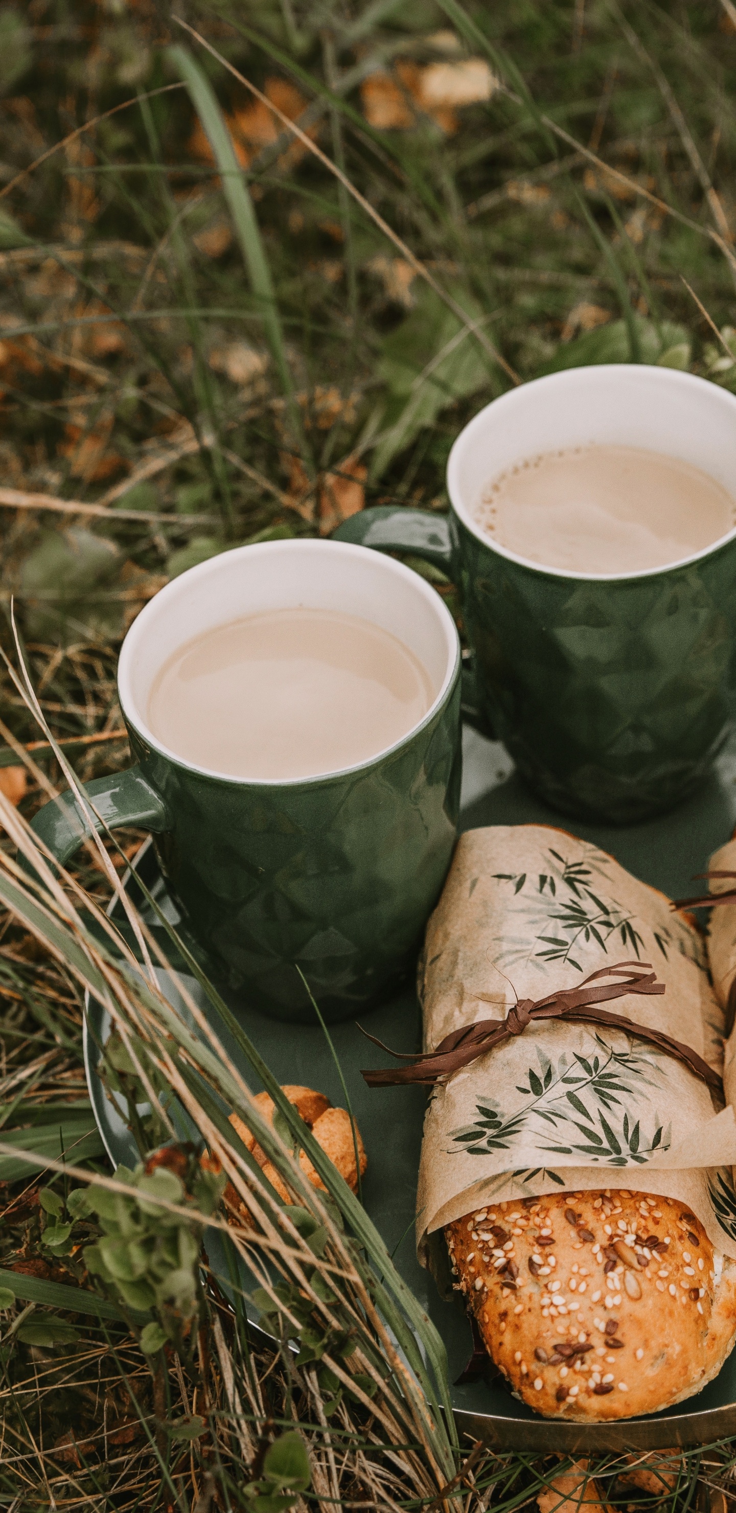 Zwei Weiße Keramikbecher Auf Braunem Holzscheit. Wallpaper in 1440x2960 Resolution