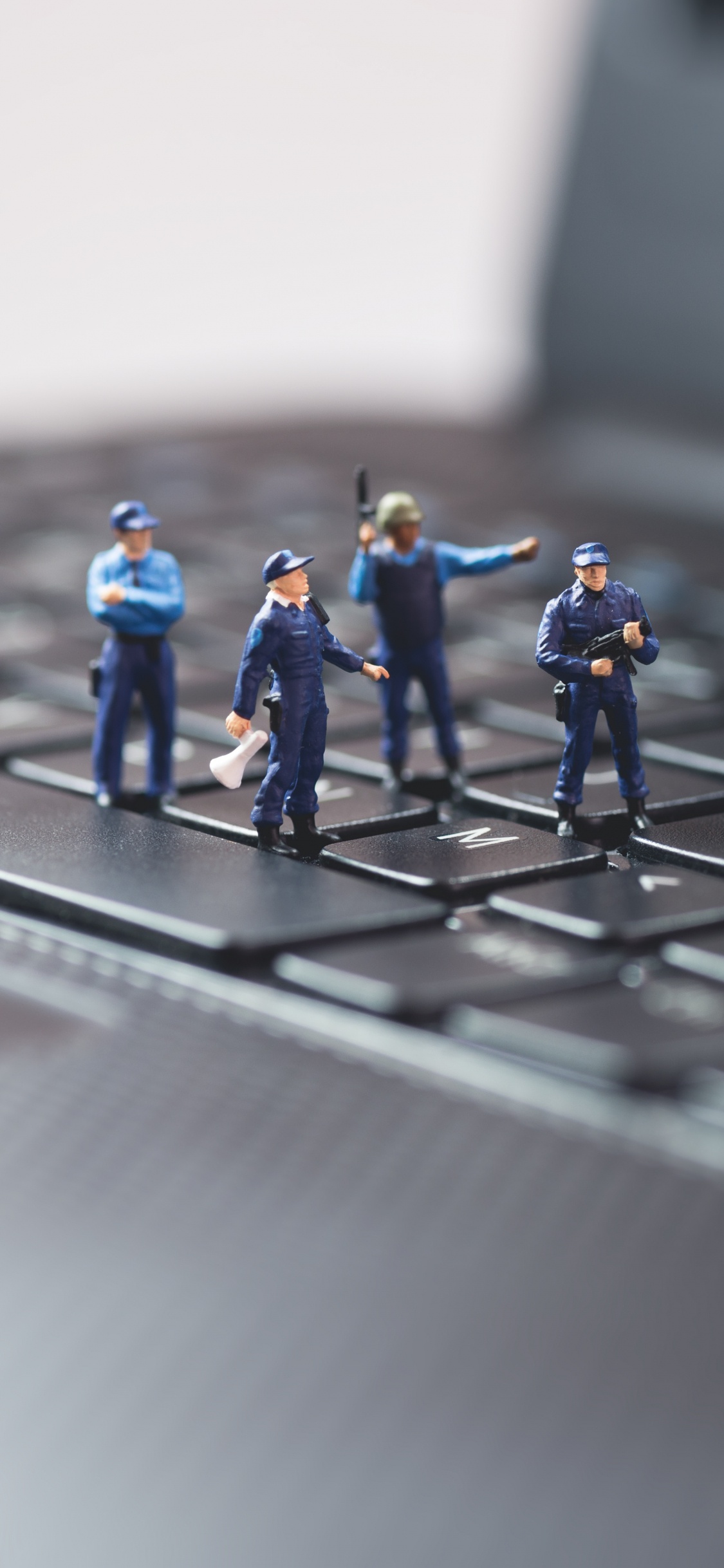 Drei Lego-Spielzeuge Auf Schwarzer Computertastatur. Wallpaper in 1125x2436 Resolution