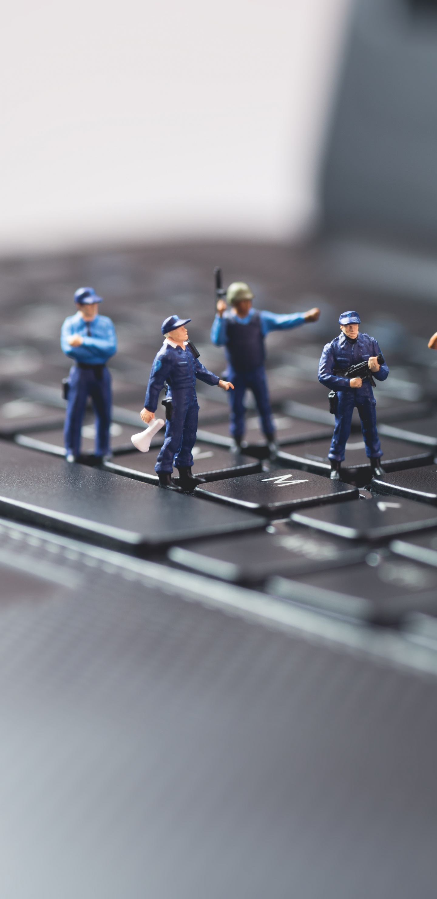 Drei Lego-Spielzeuge Auf Schwarzer Computertastatur. Wallpaper in 1440x2960 Resolution