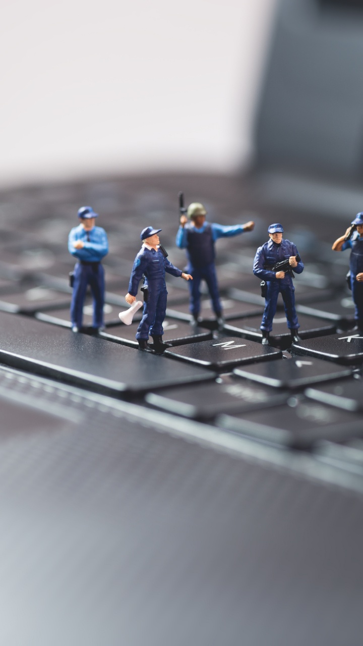 Drei Lego-Spielzeuge Auf Schwarzer Computertastatur. Wallpaper in 720x1280 Resolution