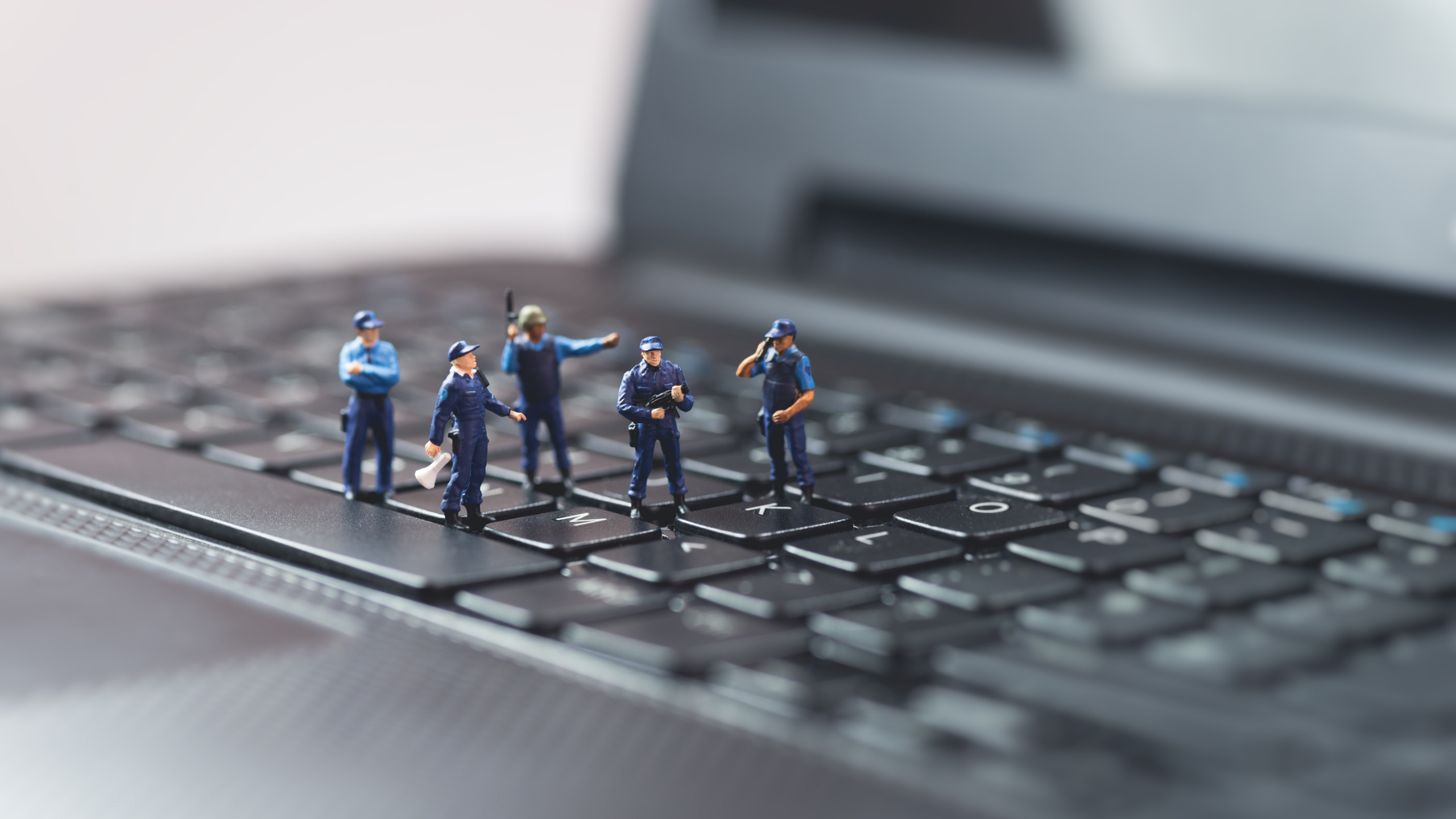 Tres Juguetes de Lego en el Teclado de Computadora Negro. Wallpaper in 2560x1440 Resolution