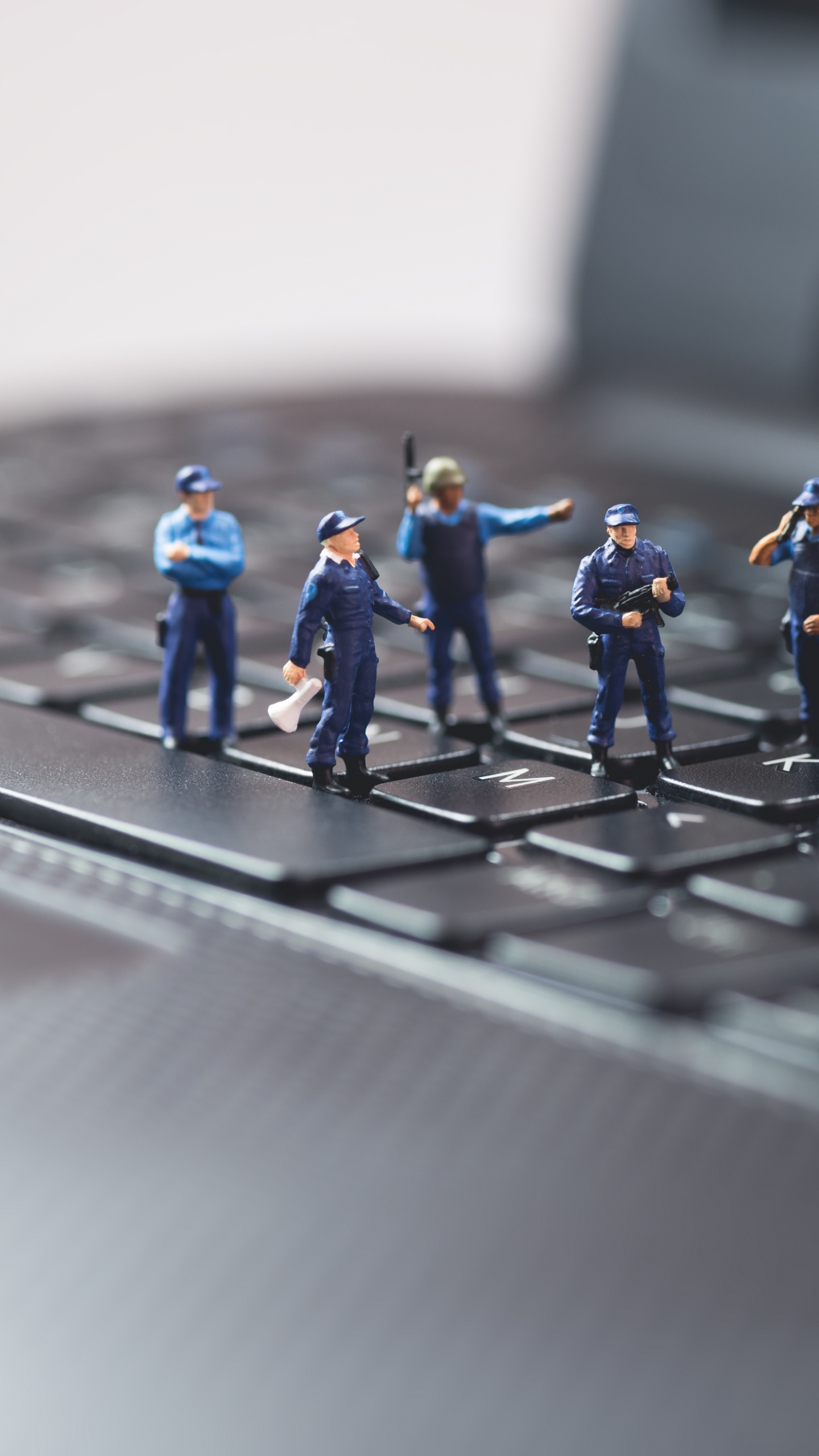 Trois Jouets Lego Sur Clavier D'ordinateur Noir. Wallpaper in 1440x2560 Resolution