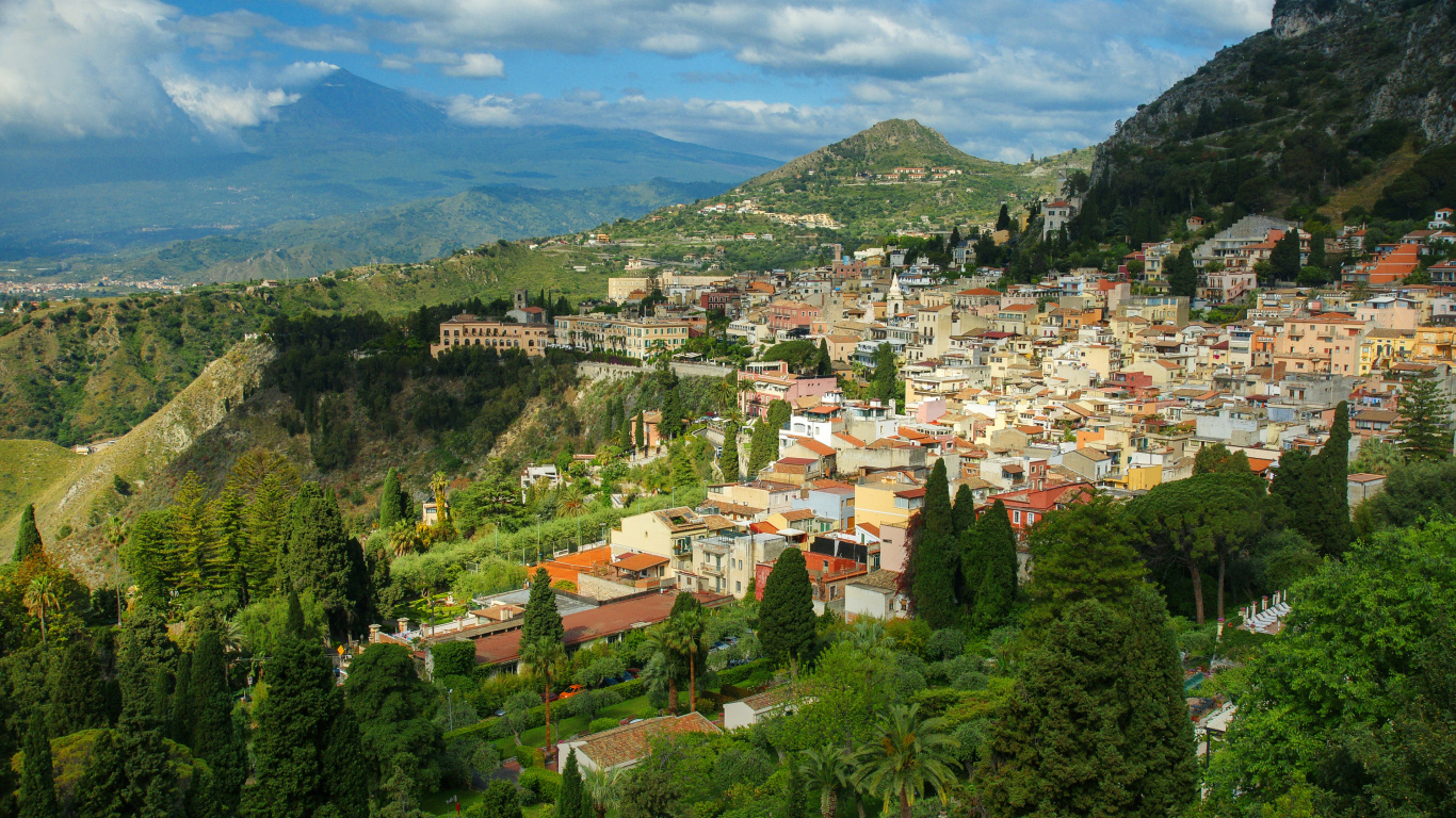 Weiße Und Braune Häuser Auf Grünem Berg Unter Blauem Himmel Tagsüber. Wallpaper in 1366x768 Resolution