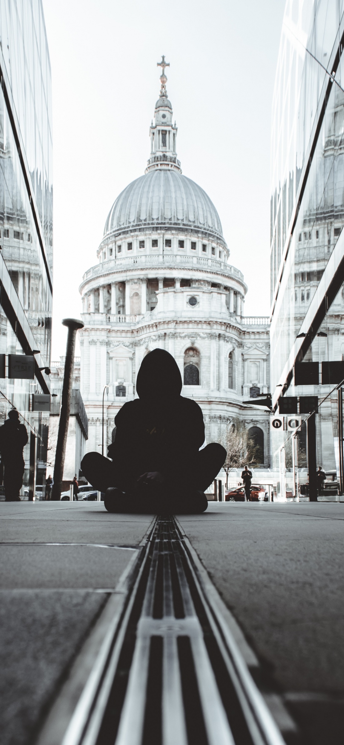 Homme Assis Sur le Trottoir. Wallpaper in 1125x2436 Resolution