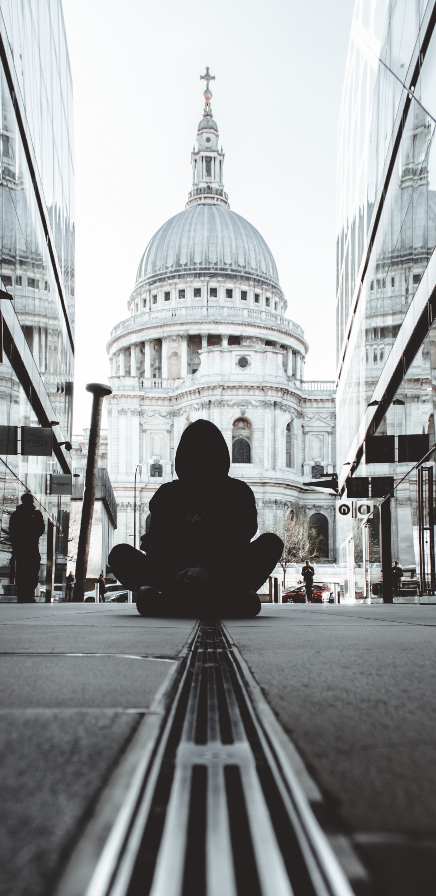 Homme Assis Sur le Trottoir. Wallpaper in 1440x2960 Resolution