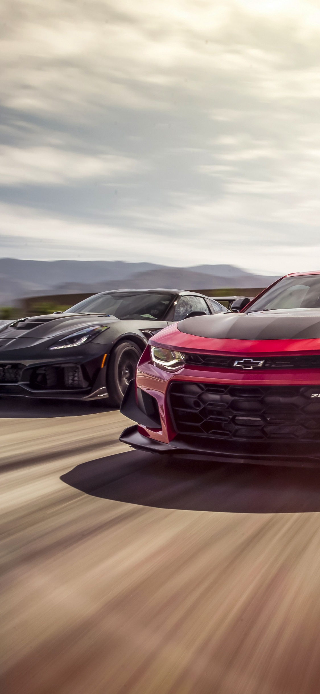 Chevrolet Camaro Rouge Sur Route. Wallpaper in 1125x2436 Resolution