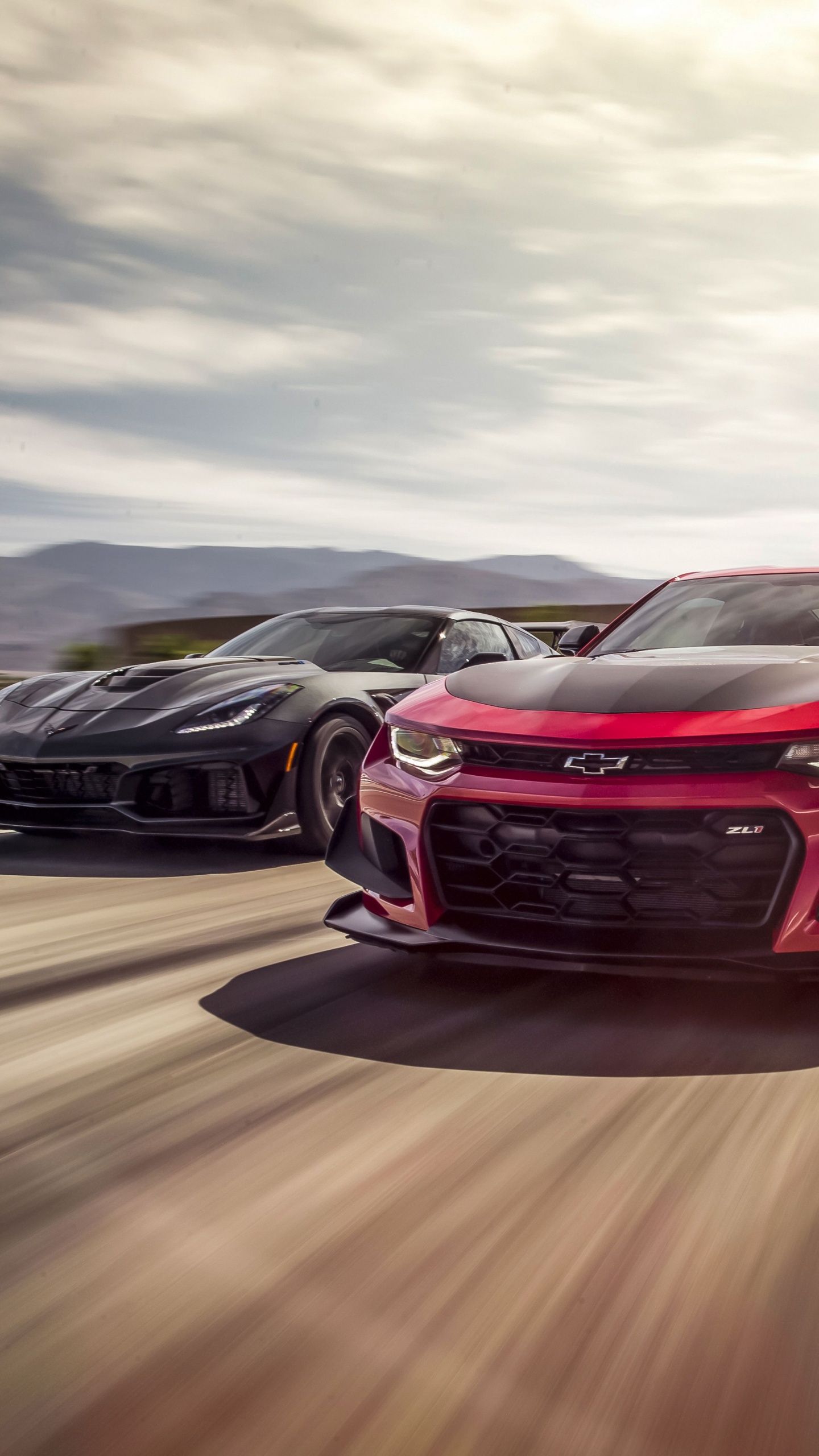 Chevrolet Camaro Rouge Sur Route. Wallpaper in 1440x2560 Resolution