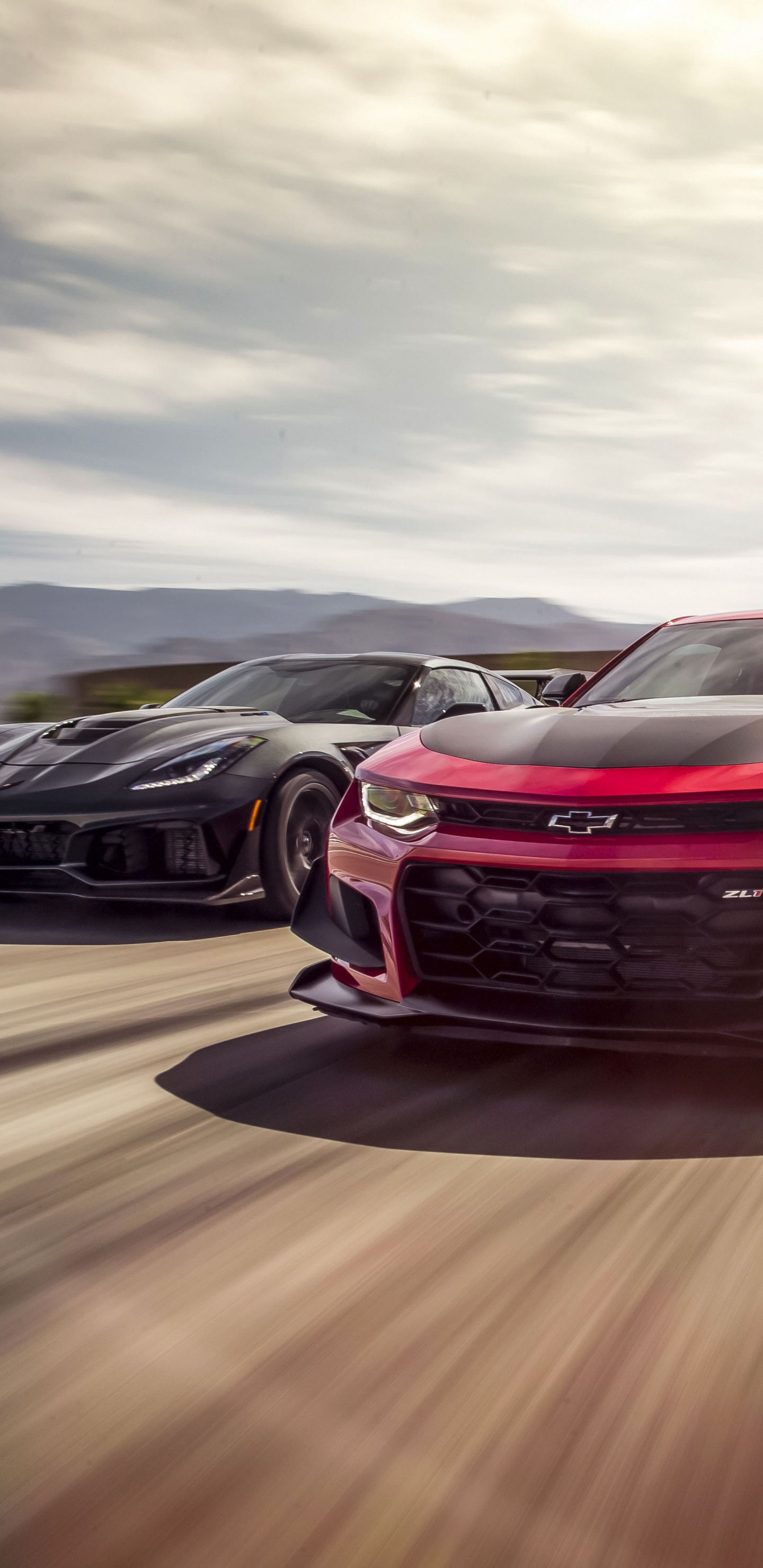 Chevrolet Camaro Rouge Sur Route. Wallpaper in 1440x2960 Resolution