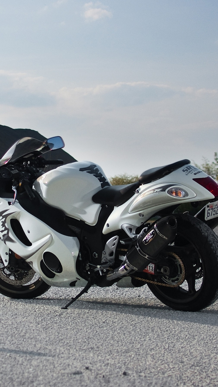 Bicicleta Deportiva Blanca y Negra en la Carretera de Asfalto Gris Durante el Día. Wallpaper in 750x1334 Resolution