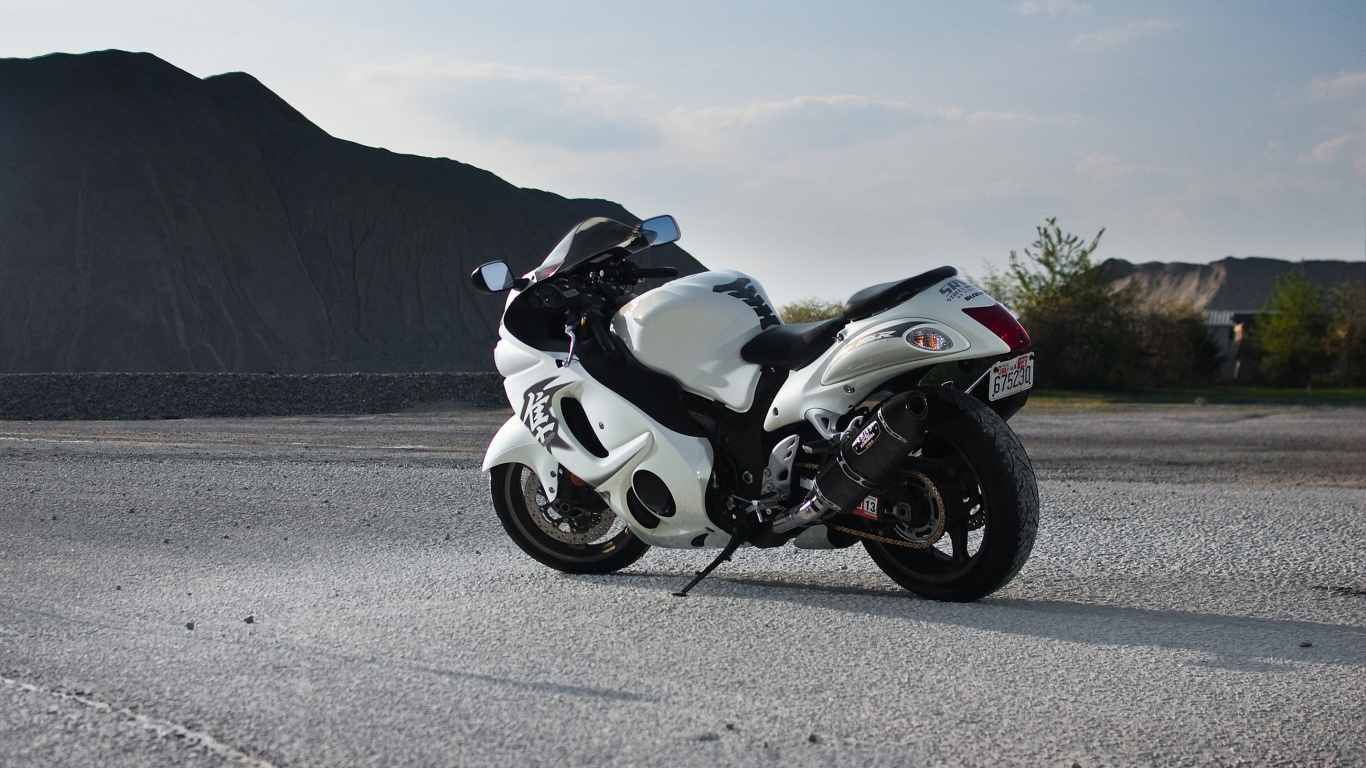 White and Black Sports Bike on Gray Asphalt Road During Daytime. Wallpaper in 1366x768 Resolution