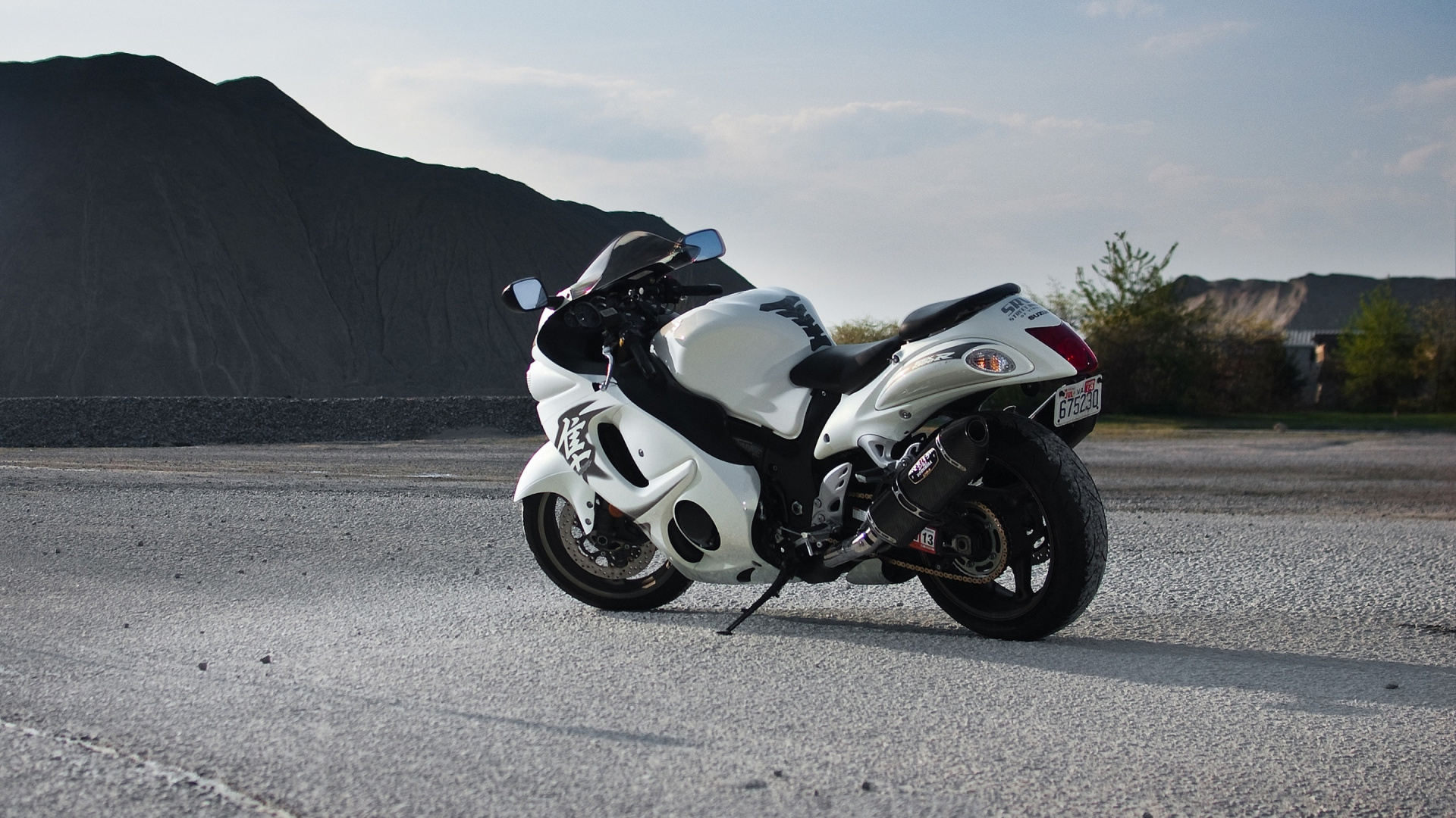 White and Black Sports Bike on Gray Asphalt Road During Daytime. Wallpaper in 1920x1080 Resolution