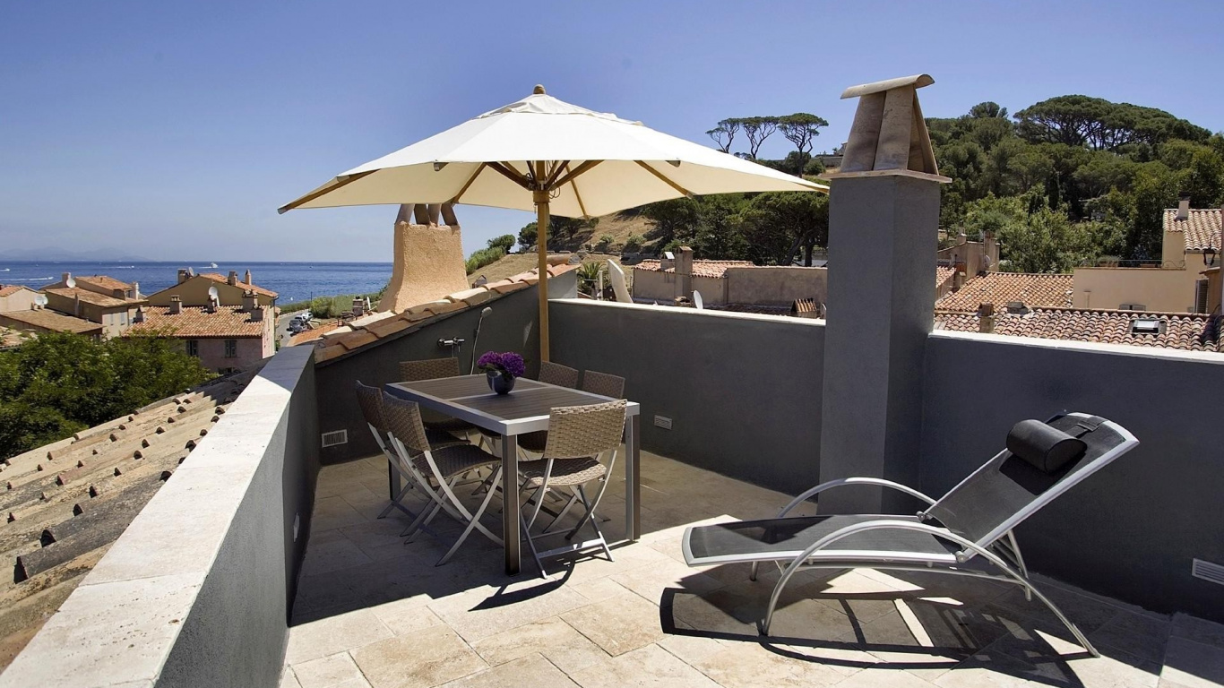 Weiß-blauer Sonnenschirm Patio. Wallpaper in 1366x768 Resolution