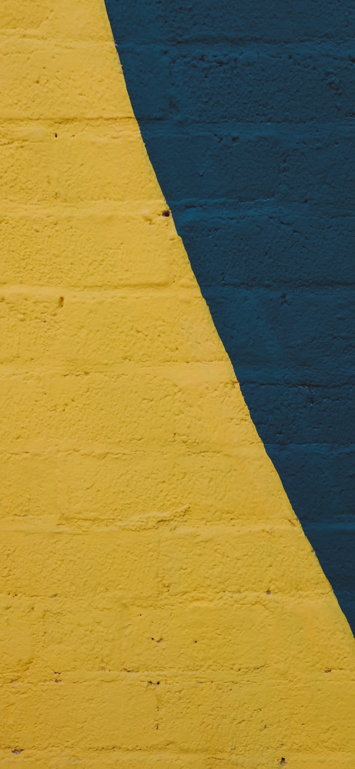 Pared Pintada de Amarillo Con Pintura Azul. Wallpaper in 1242x2688 Resolution