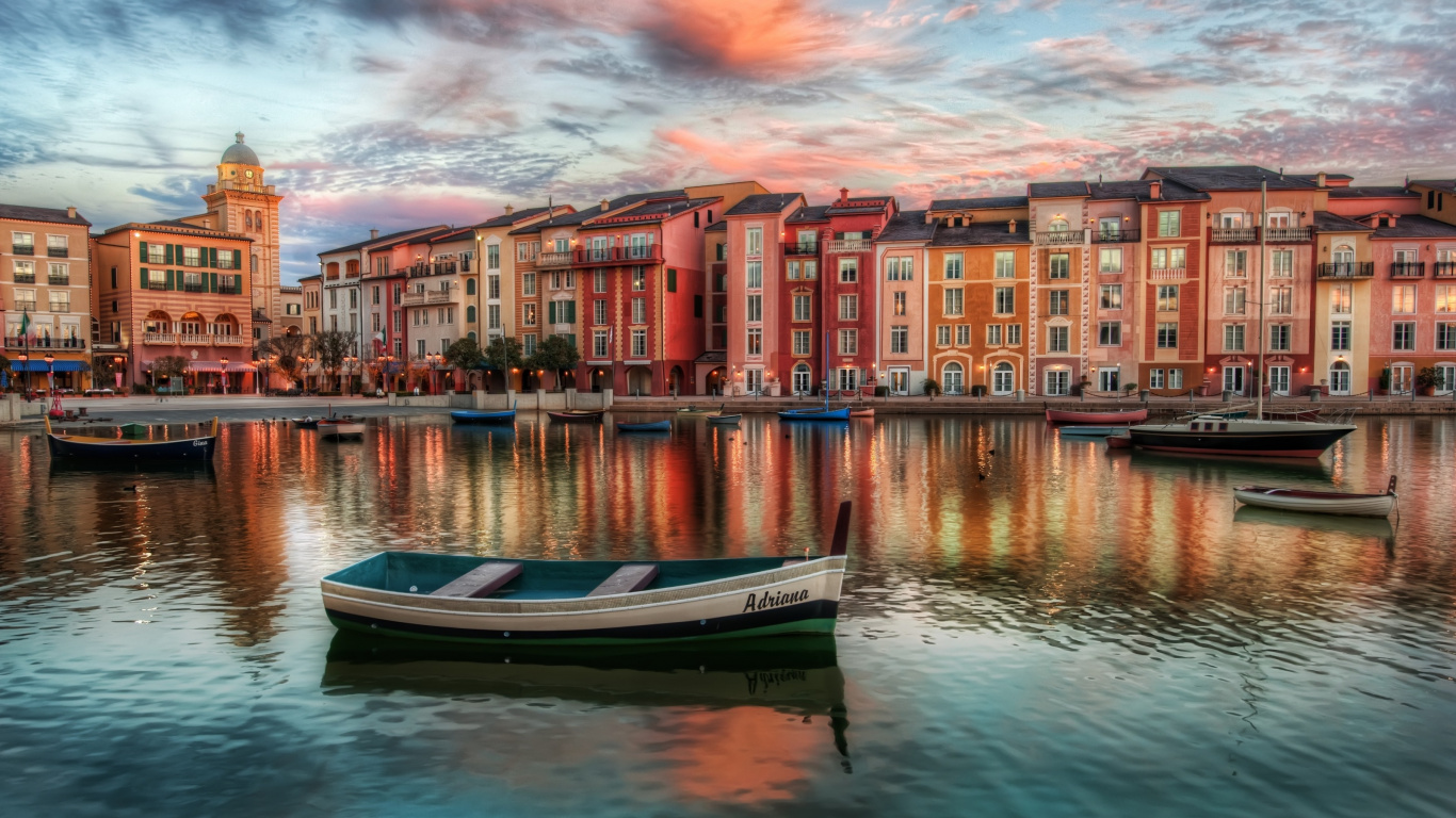 Bateau Bleu et Blanc Sur L'eau Près du Bâtiment Pendant la Journée. Wallpaper in 1366x768 Resolution