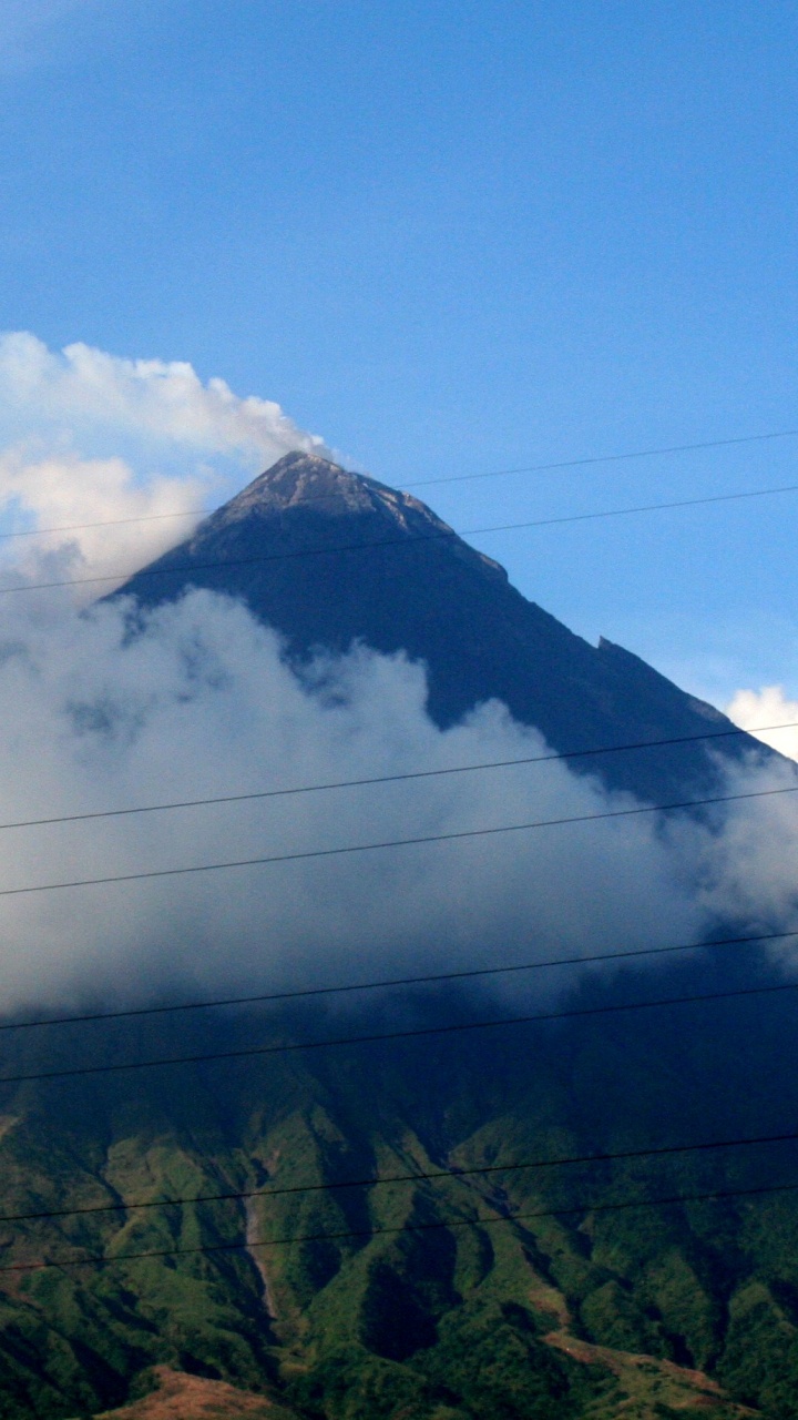 Tagsüber Grüner Berg Unter Blauem Himmel. Wallpaper in 720x1280 Resolution