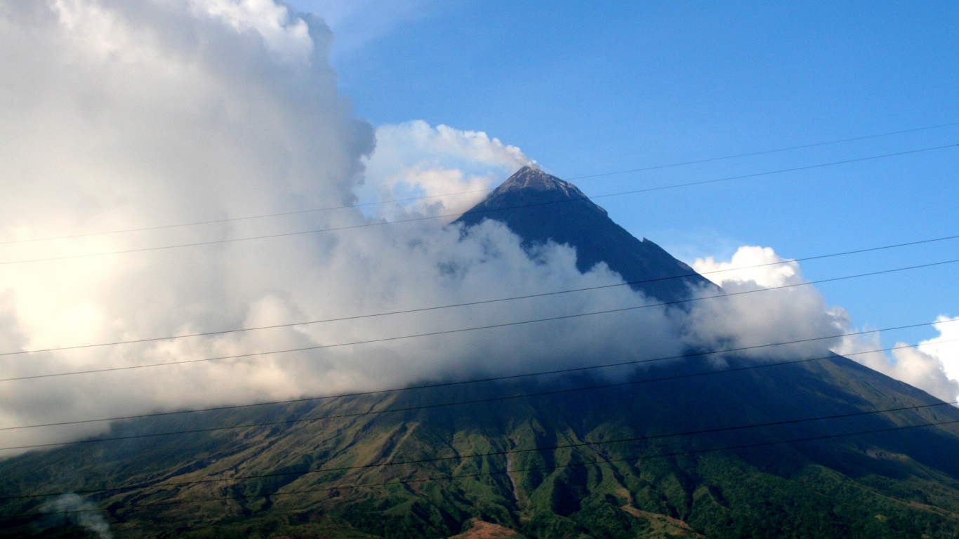 Montaña Verde Bajo un Cielo Azul Durante el Día. Wallpaper in 1366x768 Resolution