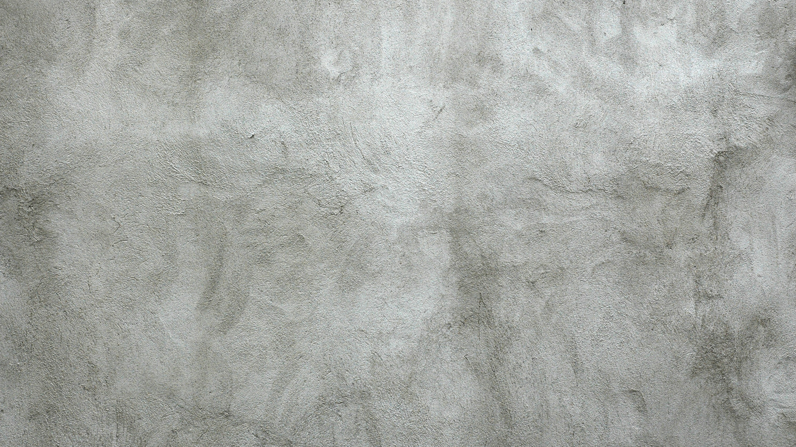 Weißes Textil Auf Braunem Holztisch. Wallpaper in 2560x1440 Resolution