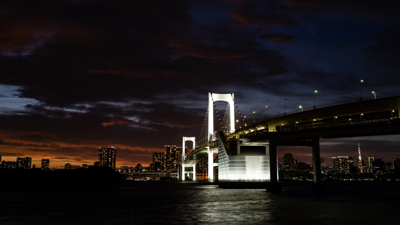 Brücke Über Wasser Während Der Nacht Night. Wallpaper in 1366x768 Resolution