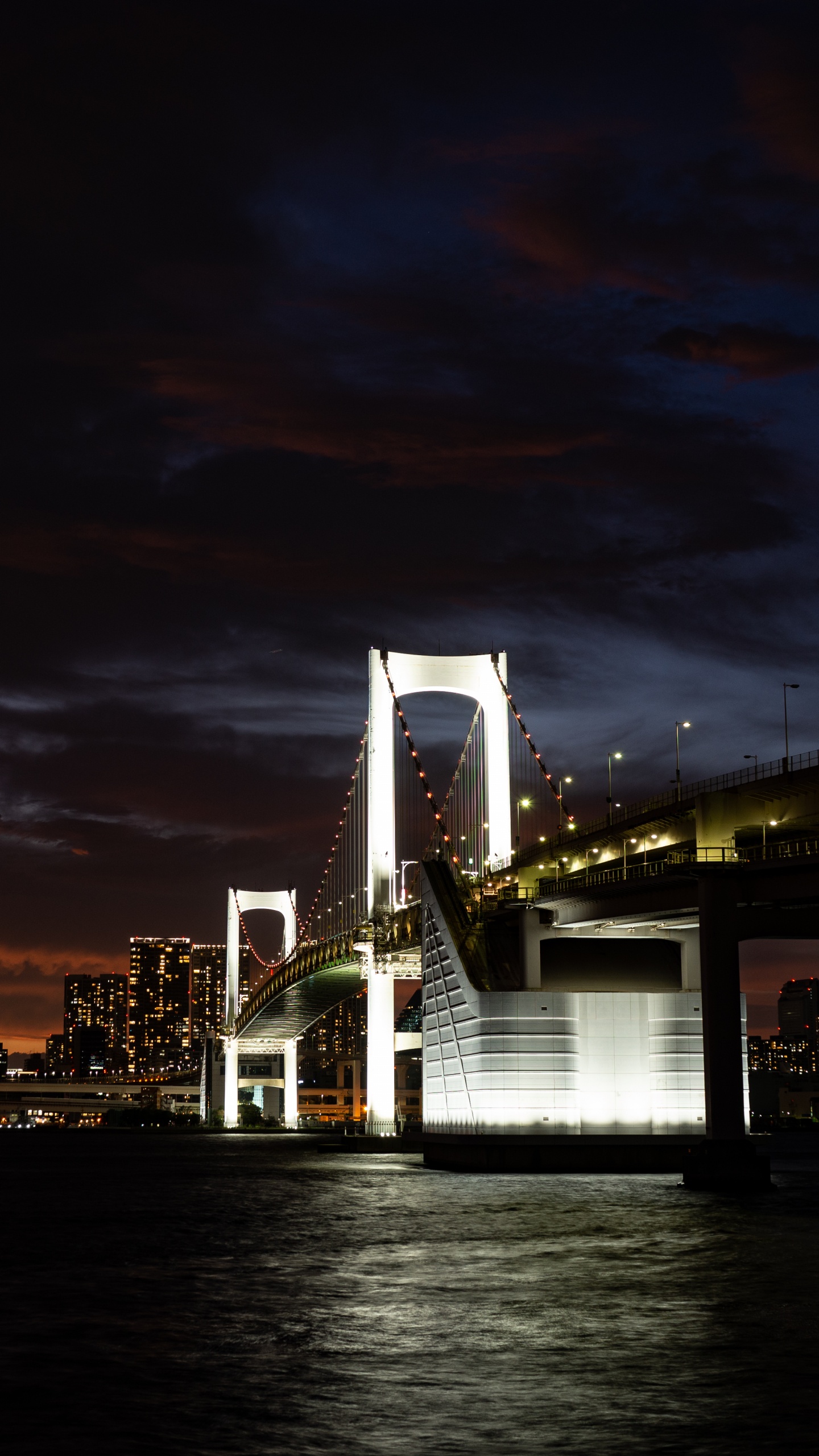 Puente Sobre el Agua Durante la Noche. Wallpaper in 1440x2560 Resolution