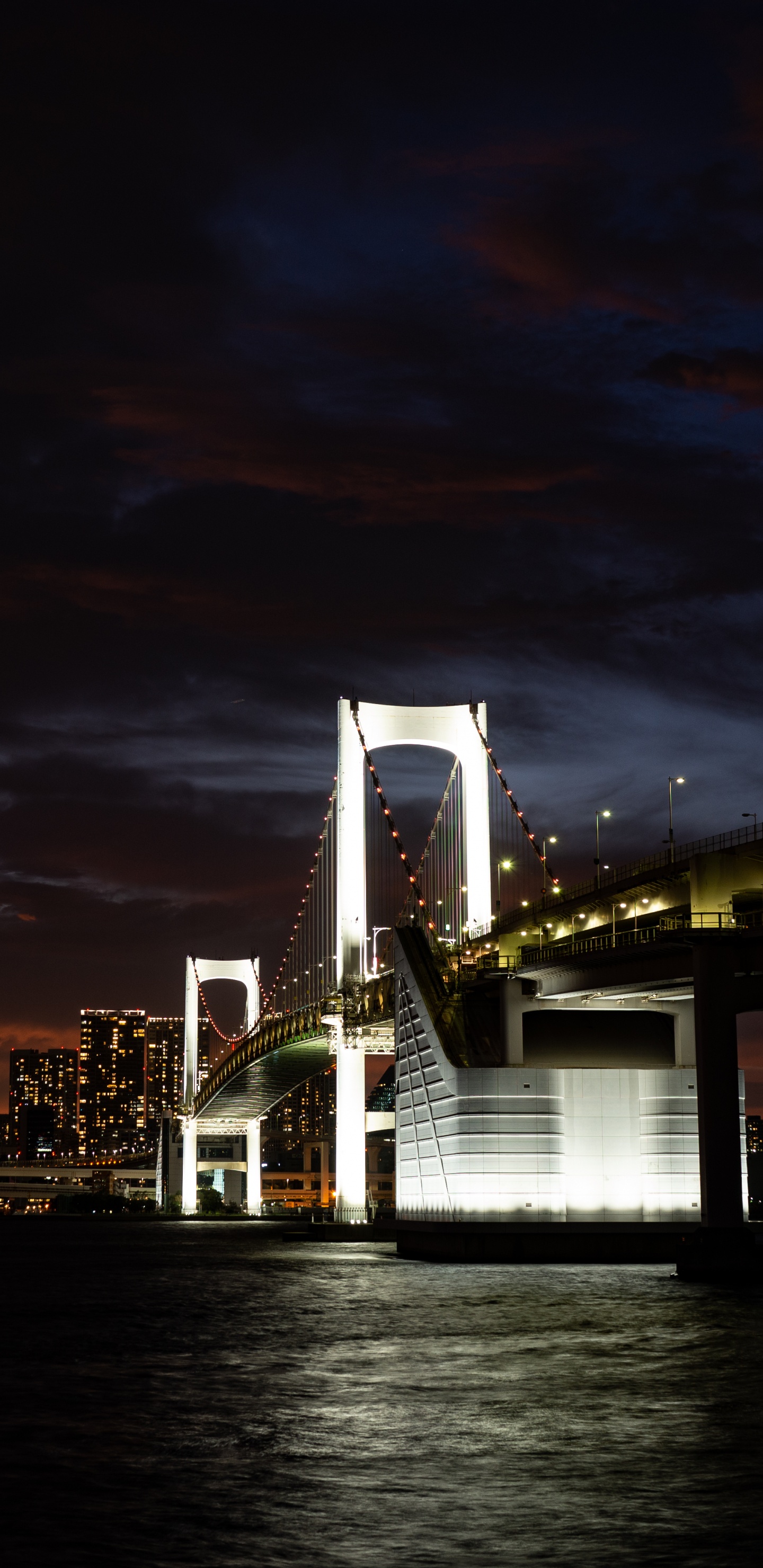 Puente Sobre el Agua Durante la Noche. Wallpaper in 1440x2960 Resolution