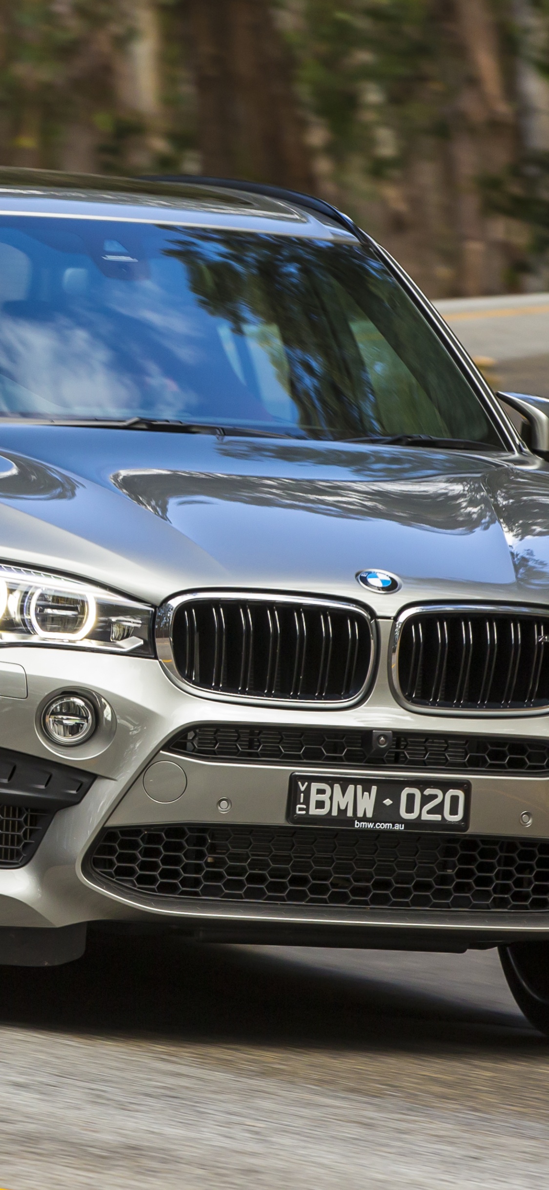 Schwarze Mercedes-Benz C-Klasse Tagsüber Unterwegs On. Wallpaper in 1125x2436 Resolution