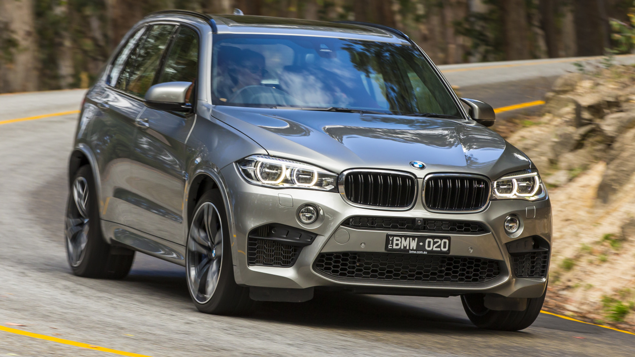 Mercedes Benz Classe C Noire Sur Route Pendant la Journée. Wallpaper in 1280x720 Resolution