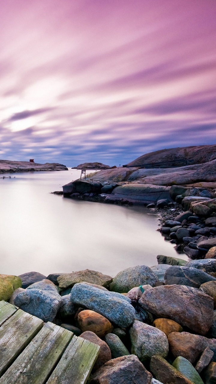 Brauner Holzsteg am Gewässer. Wallpaper in 720x1280 Resolution