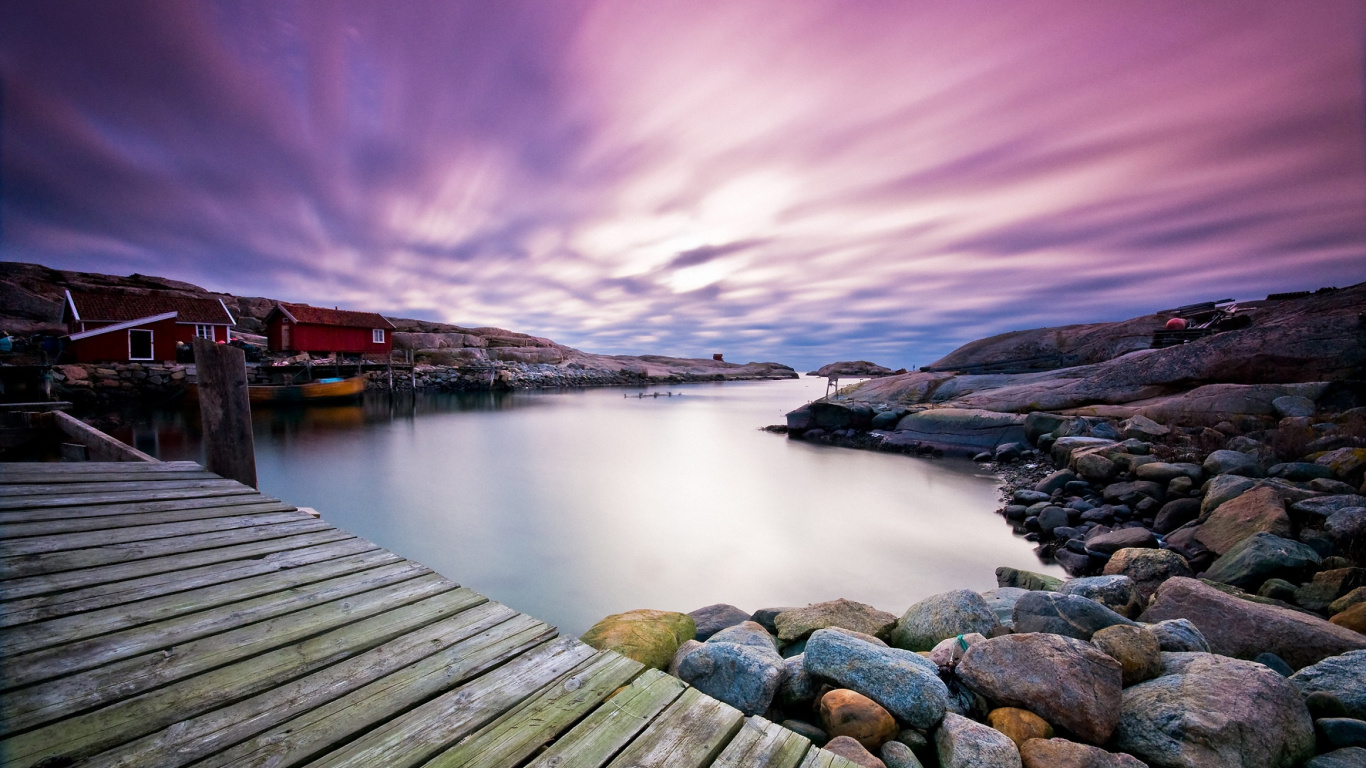 Quai en Bois Brun Sur Plan D'eau. Wallpaper in 1366x768 Resolution