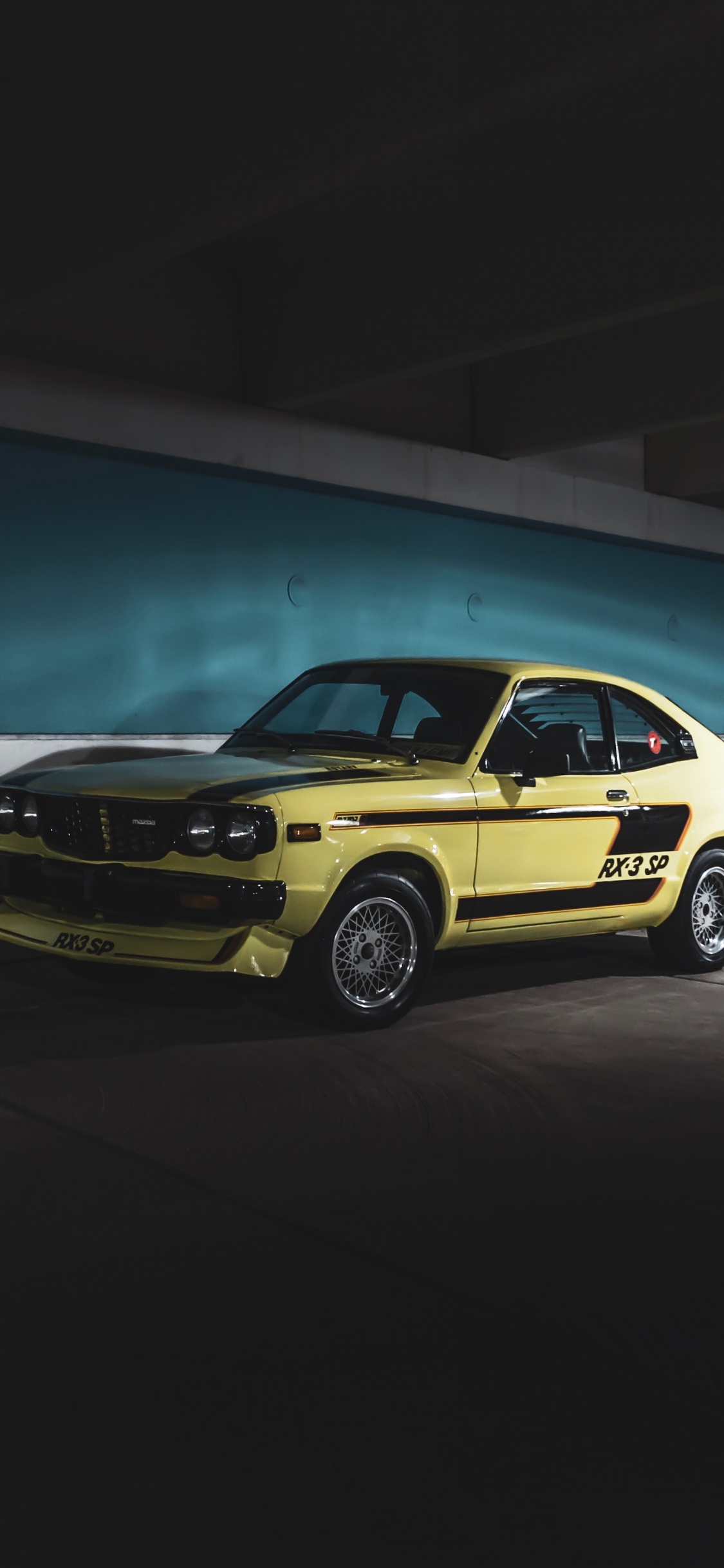 Chevrolet Camaro Jaune Sur Mur Vert. Wallpaper in 1125x2436 Resolution