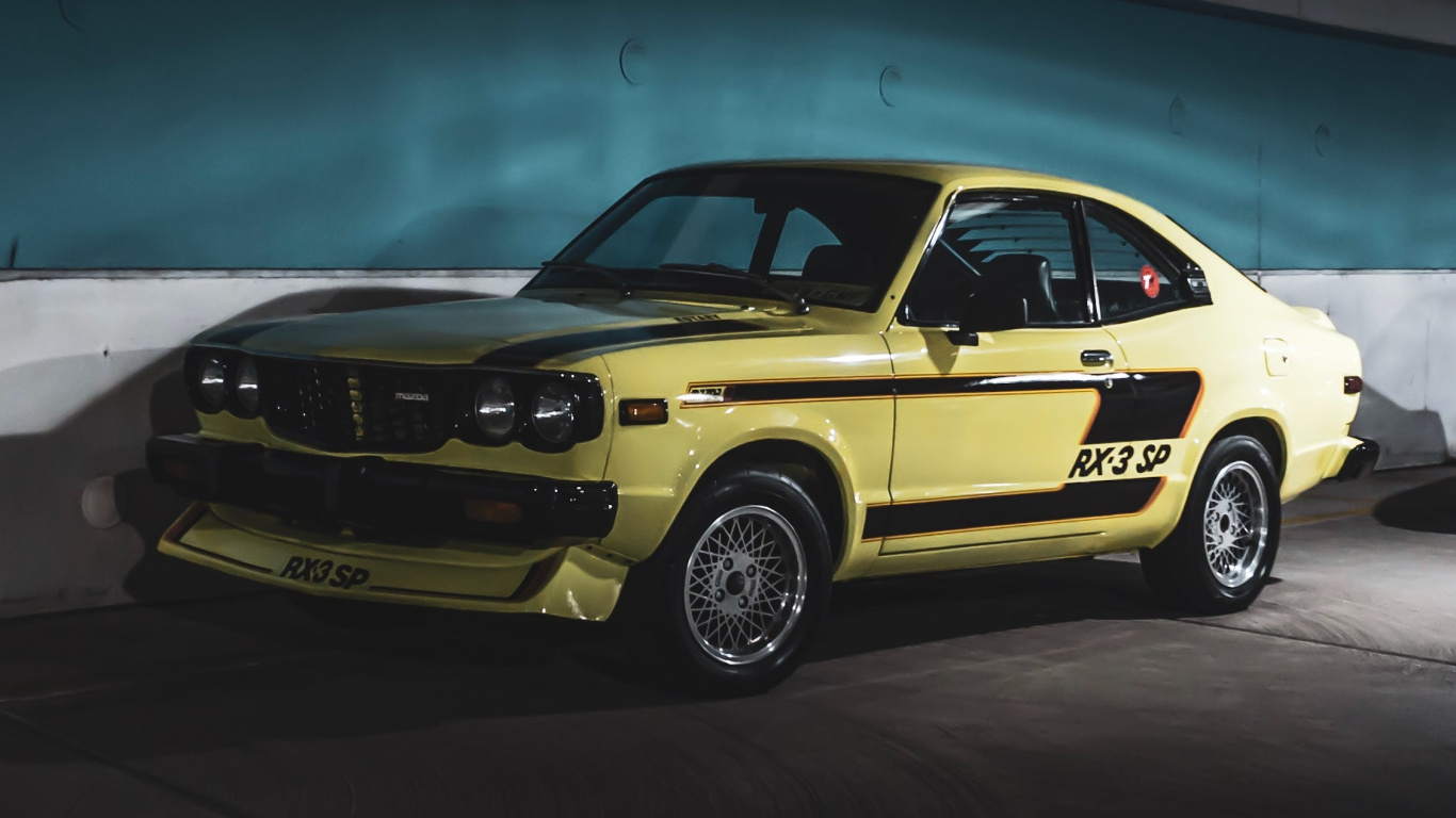 Chevrolet Camaro Jaune Sur Mur Vert. Wallpaper in 1366x768 Resolution