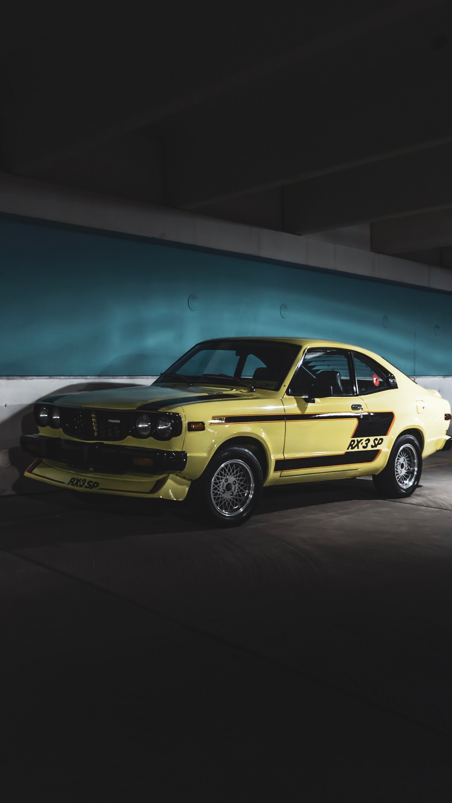 Chevrolet Camaro Jaune Sur Mur Vert. Wallpaper in 1440x2560 Resolution