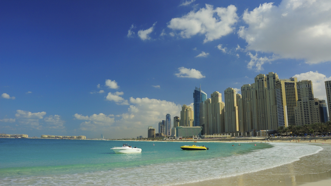 Skyline Der Stadt Über Dem Meer Tagsüber. Wallpaper in 1280x720 Resolution