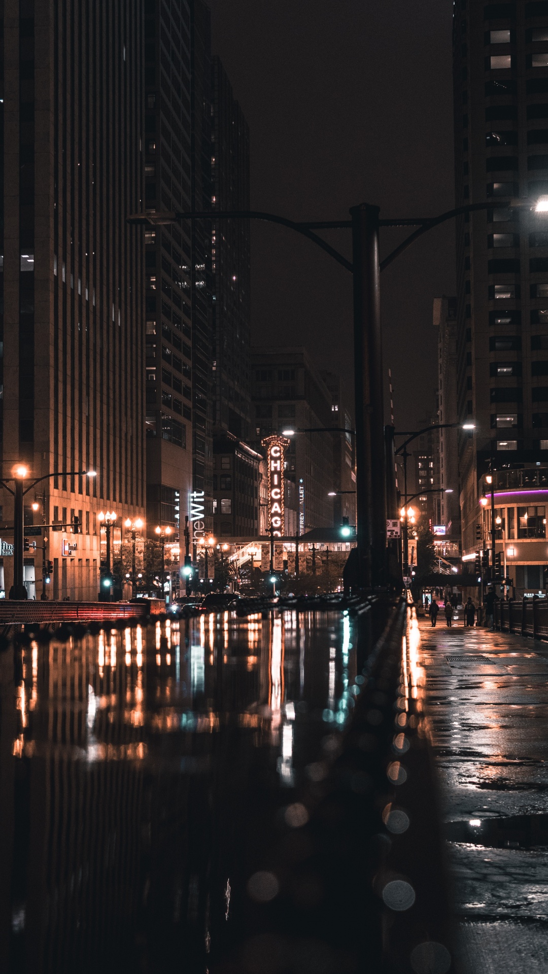 Personnes Marchant Sur le Trottoir Pendant la Nuit. Wallpaper in 1080x1920 Resolution