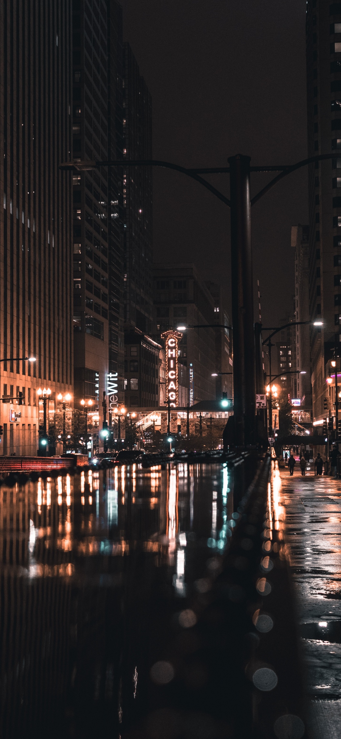 Personnes Marchant Sur le Trottoir Pendant la Nuit. Wallpaper in 1125x2436 Resolution