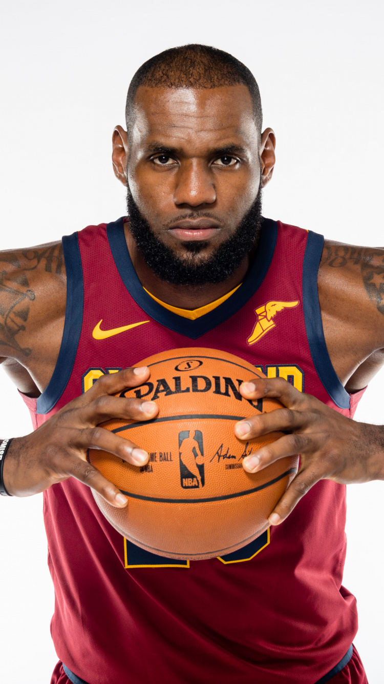 Mann im Roten Und Blauen Nike-Trägershirt Mit Basketball. Wallpaper in 750x1334 Resolution