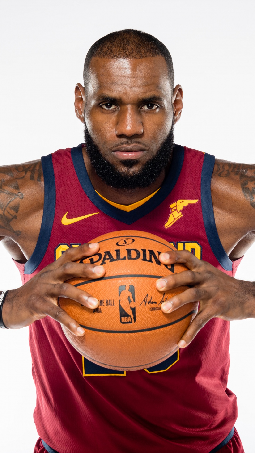 Homme en Rouge et Bleu Débardeur Nike Holding Basketball. Wallpaper in 1080x1920 Resolution