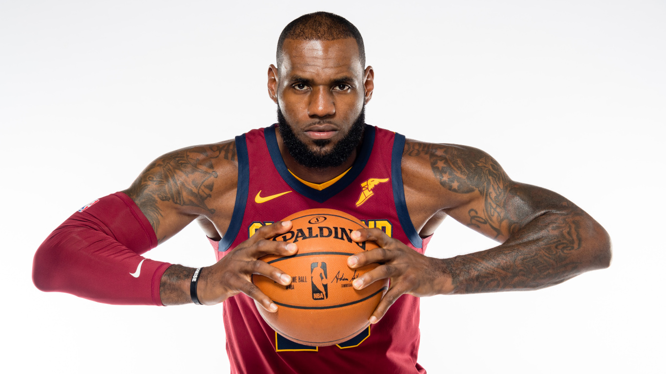 Hombre en Rojo y Azul Camiseta Sin Mangas Nike Sosteniendo Baloncesto. Wallpaper in 1366x768 Resolution