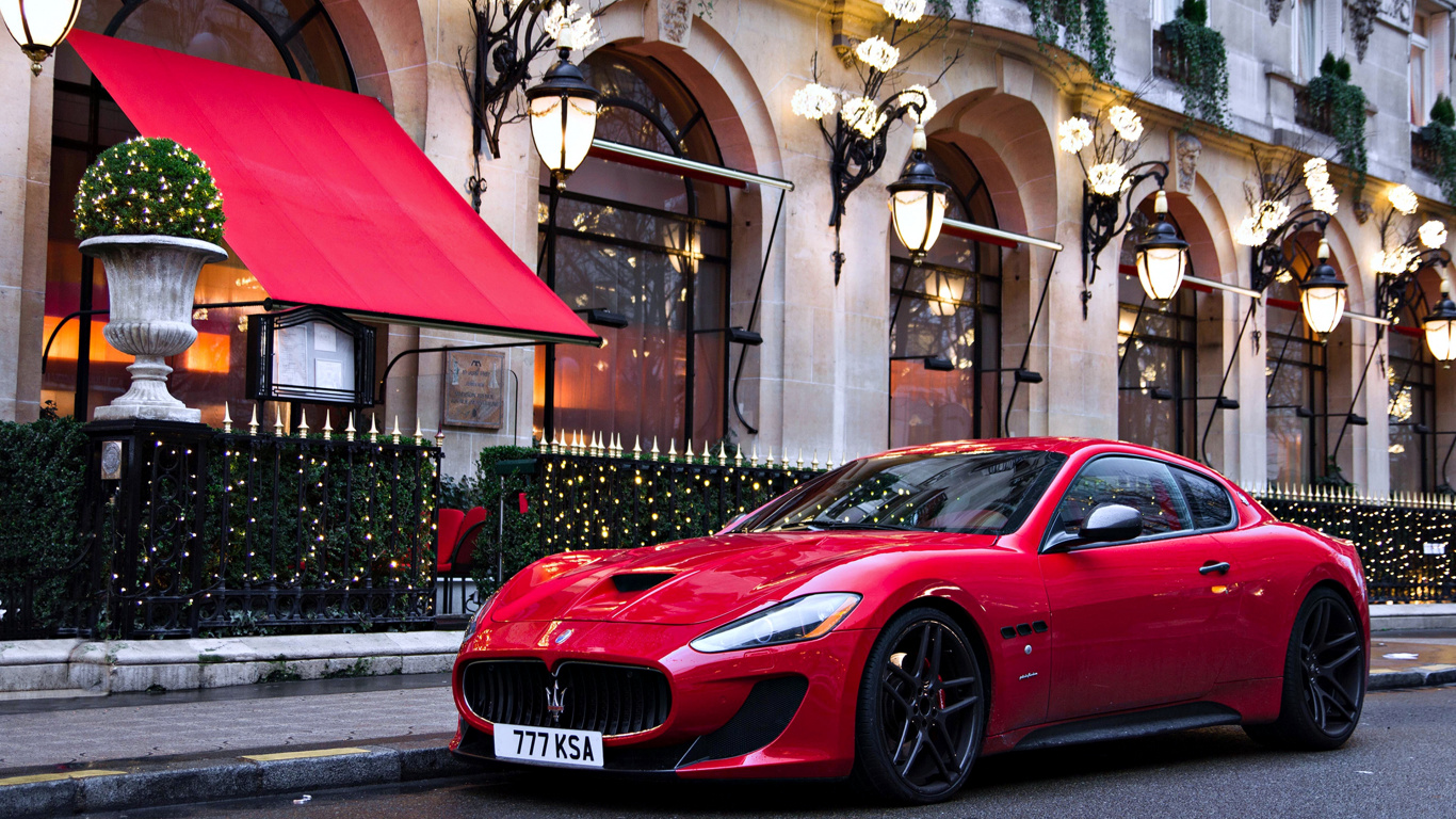 Roter Bmw m 3 Tagsüber Auf Dem Bürgersteig Geparkt. Wallpaper in 1366x768 Resolution