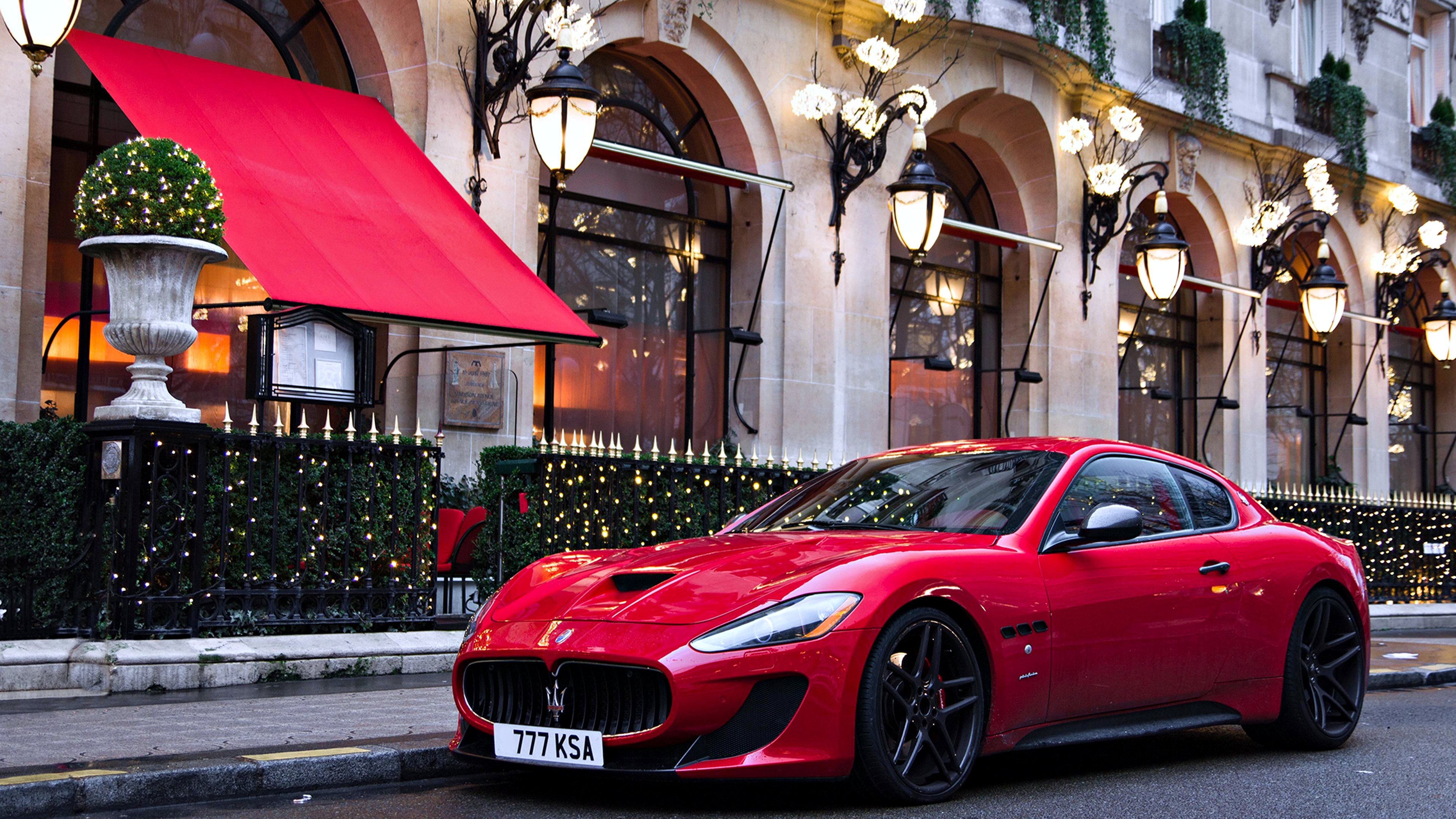 BMW M 3 Rojo Estacionado en la Acera Durante el Día. Wallpaper in 3840x2160 Resolution