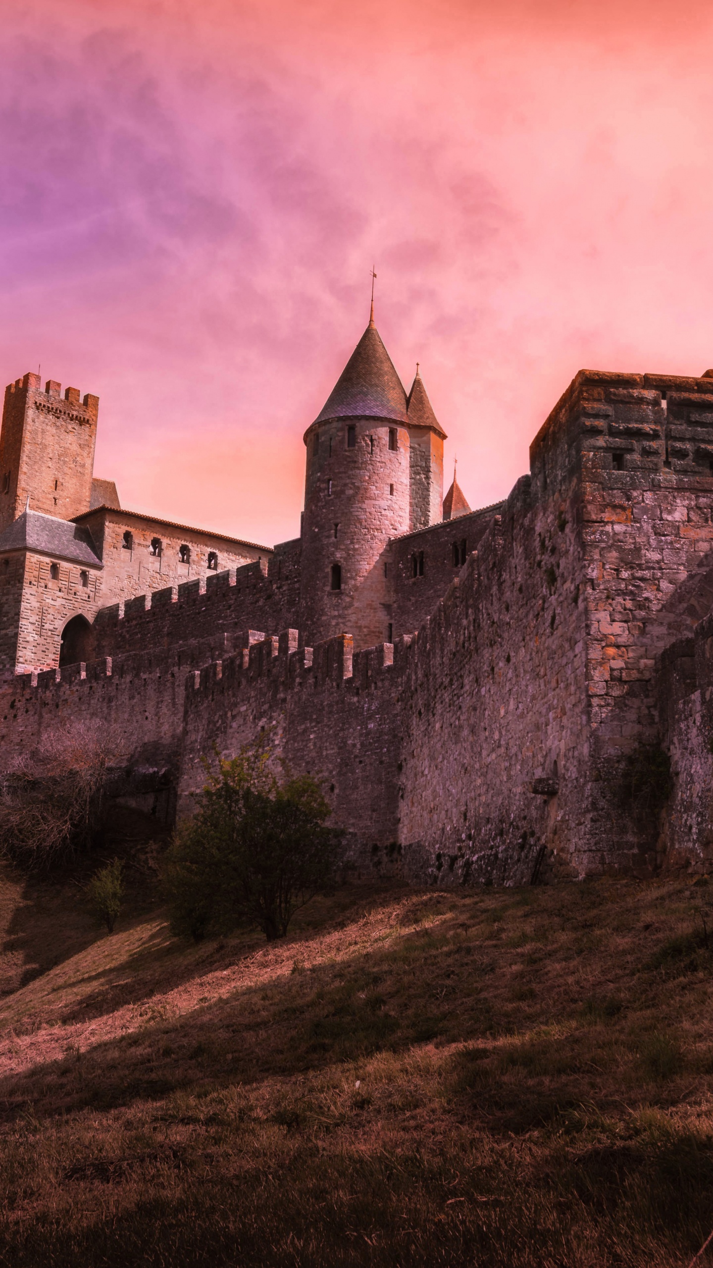 Château de Béton Gris Sous Ciel Nuageux. Wallpaper in 1440x2560 Resolution