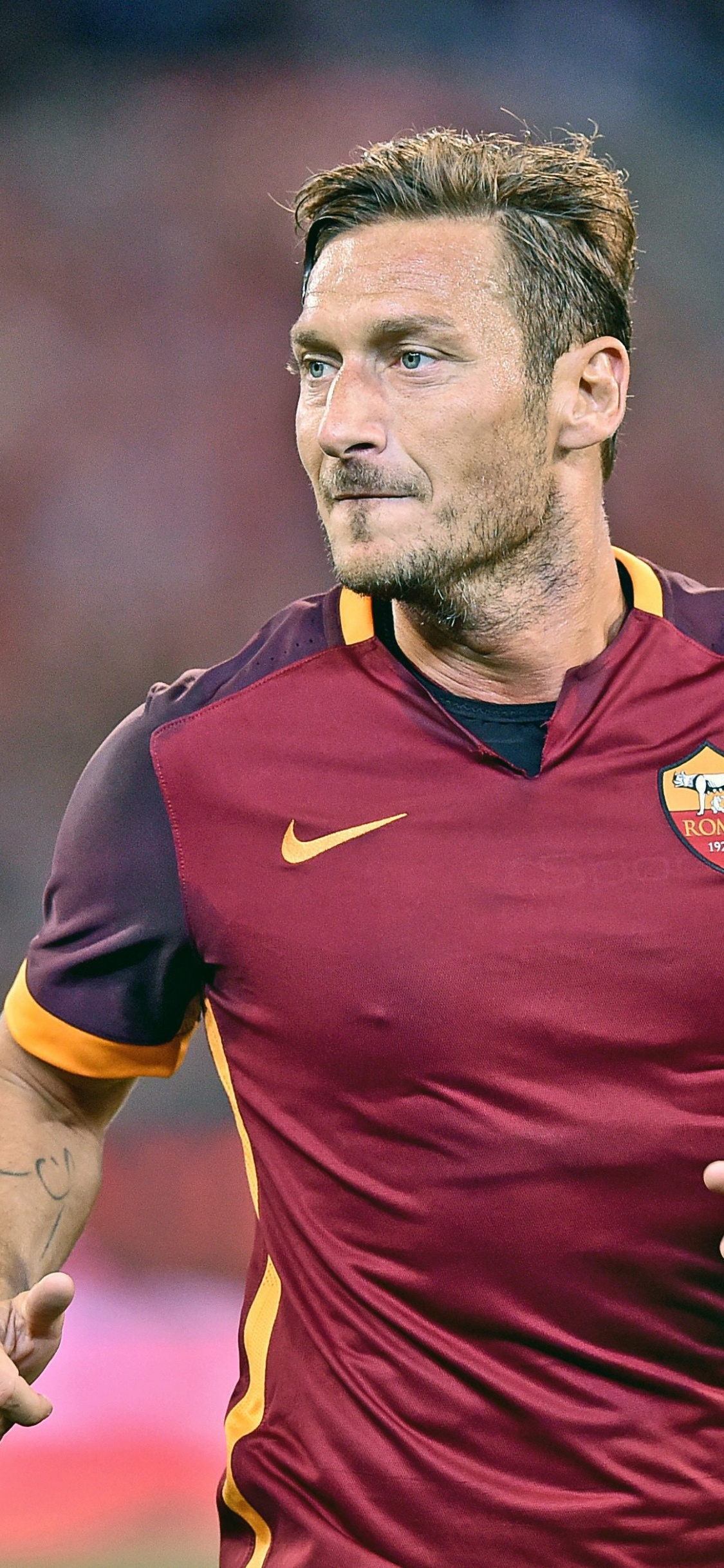 Homme en Maillot de Football Nike Rouge et Bleu. Wallpaper in 1125x2436 Resolution